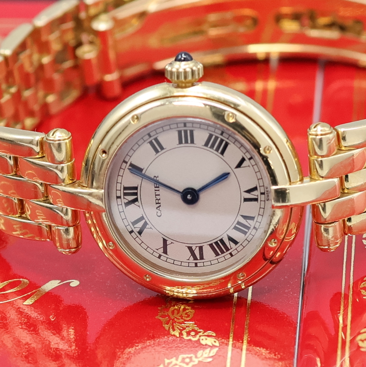 Detail a: CARTIER Panthere Ronde Damenarmbanduhr in GG 750/000, Schweiz verk. lt. beil. Pap. 12/1986, quarz, orig. Gliederband in GG 750/000 m. dopp. ...