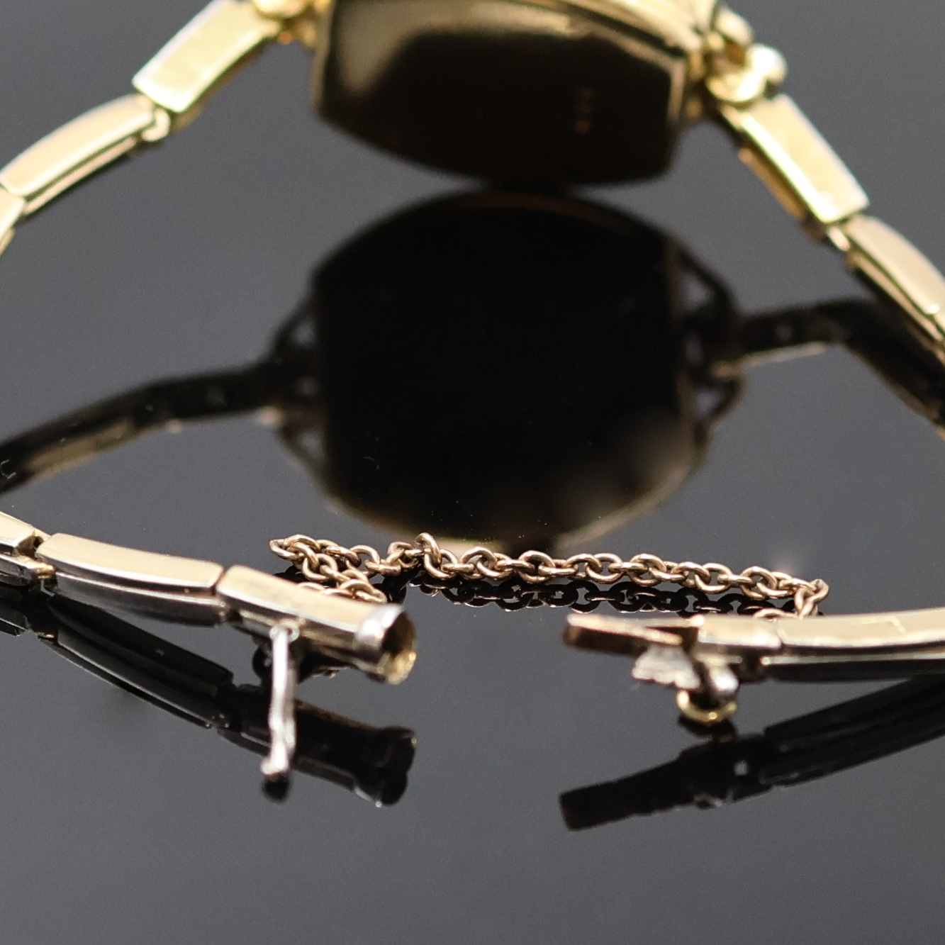 Detail b: ARISTO diamantbesetzte Art-Deco Damenarmbanduhr in GG 585/000, Schweiz um 1920, Handaufzug, Band in GG/WG 585/000 m. Sicherheitskettchen, Lünette, ...