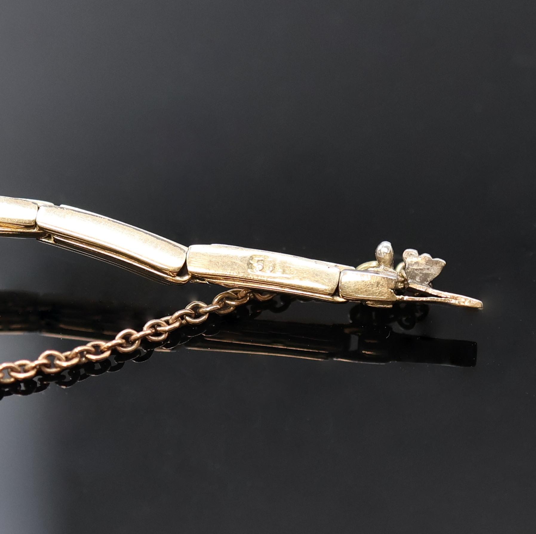 Detail c: ARISTO diamantbesetzte Art-Deco Damenarmbanduhr in GG 585/000, Schweiz um 1920, Handaufzug, Band in GG/WG 585/000 m. Sicherheitskettchen, Lünette, ...