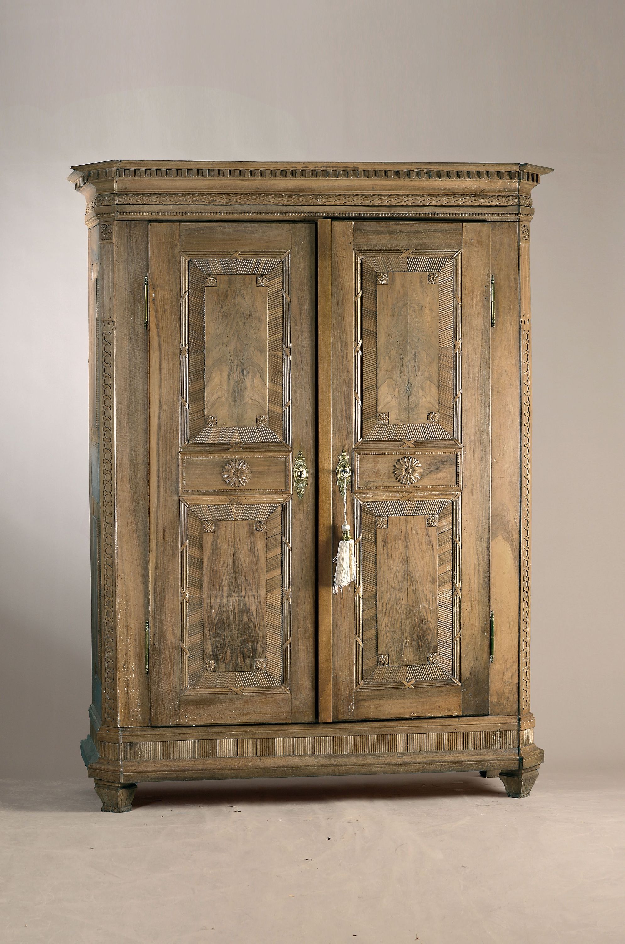Eleganter zweitüriger Schrank, klassizistisch, um 1800, Nussbaum massiv, reich kassettiert, abgeflachte Ecken mit stil. Zopfmuster, Kassetten mit ...