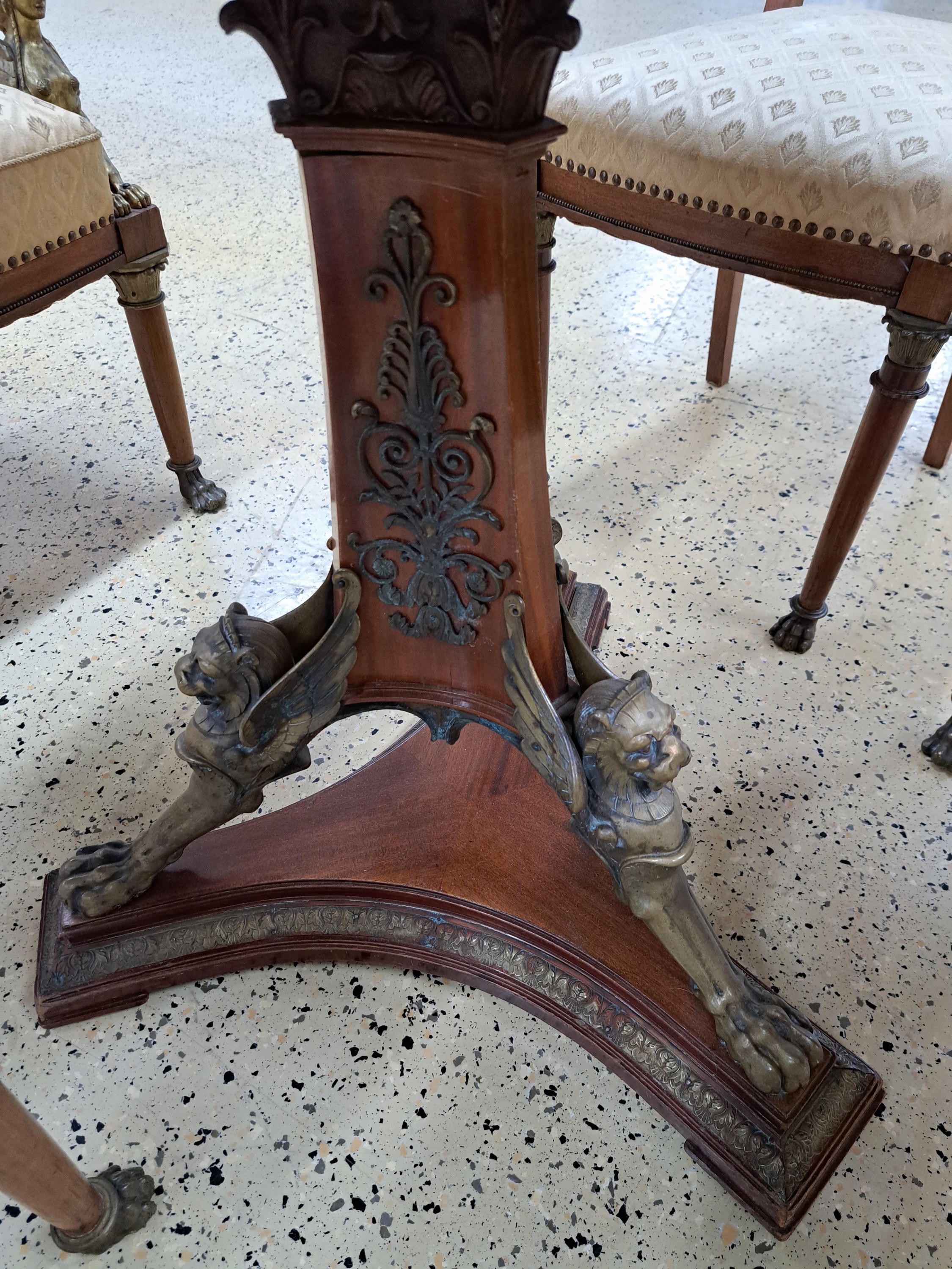 Detail c: Sitzgarnitur, 19.Jh., bestehend aus 2 Stühlen, 2 Armlehnsessel und einem Tisch, Mahagonifurnier, z.T. massiv, aufwendige Messingapplikationen aus ...