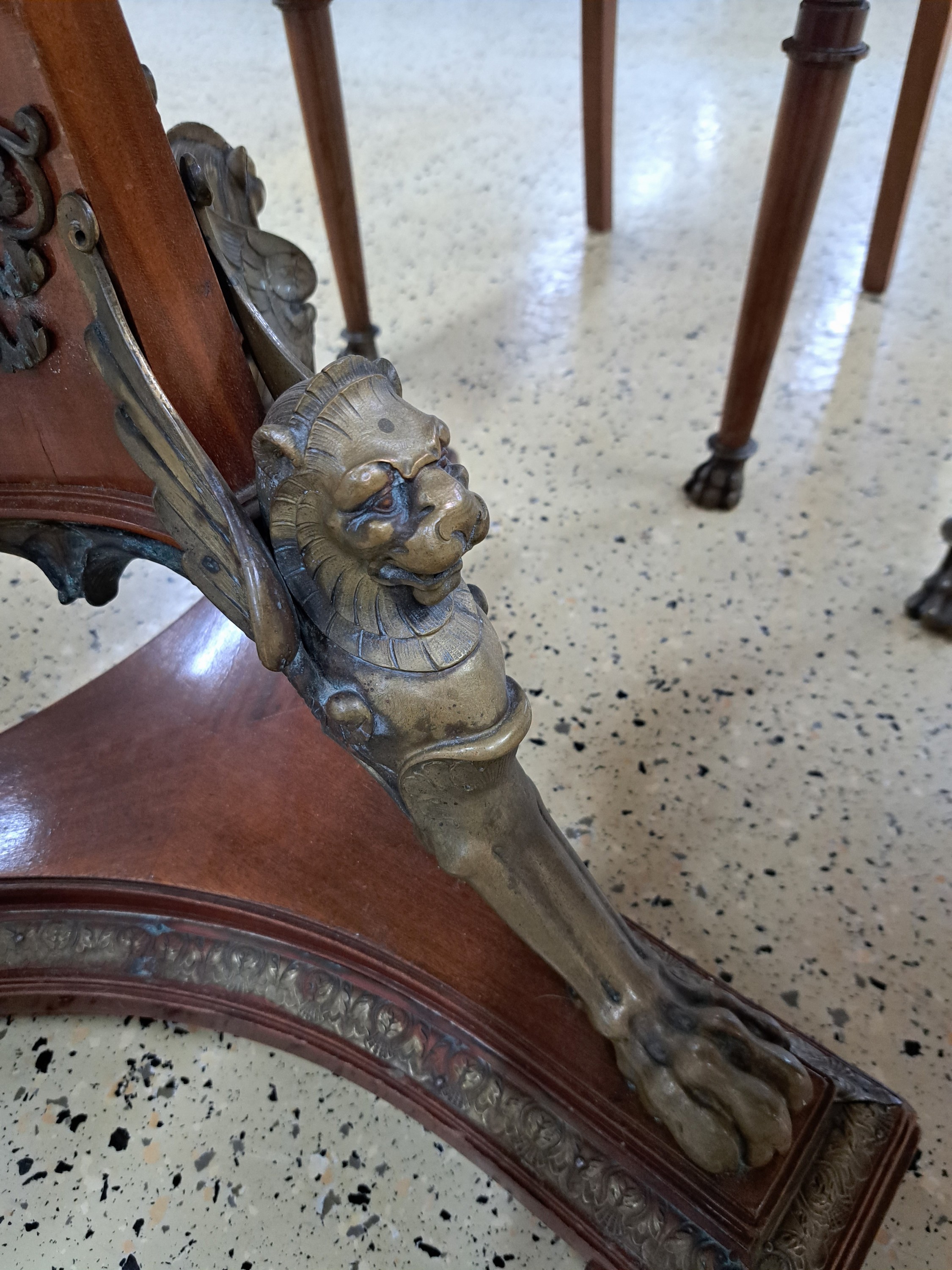 Detail d: Sitzgarnitur, 19.Jh., bestehend aus 2 Stühlen, 2 Armlehnsessel und einem Tisch, Mahagonifurnier, z.T. massiv, aufwendige Messingapplikationen aus ...