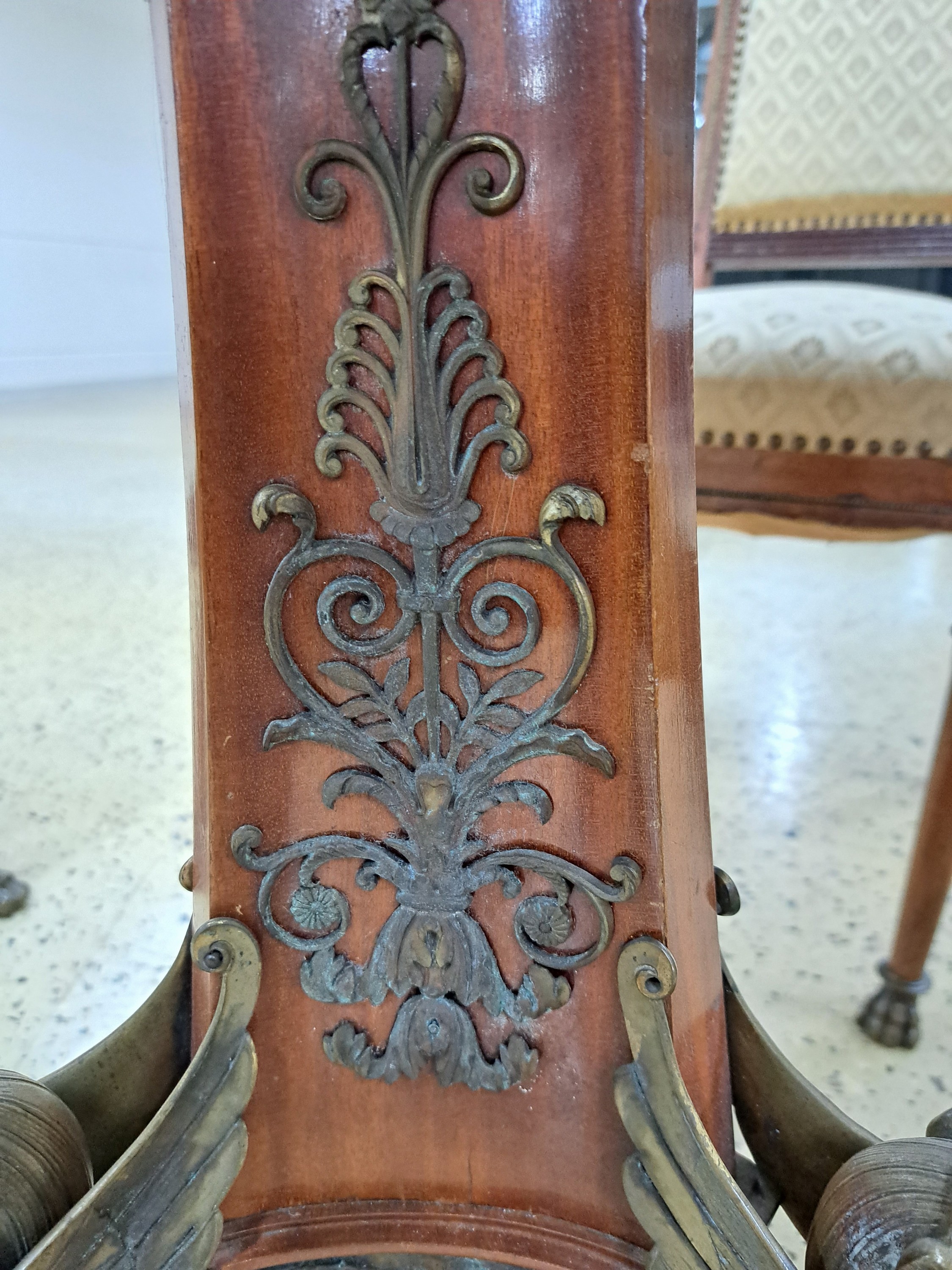 Detail e: Sitzgarnitur, 19.Jh., bestehend aus 2 Stühlen, 2 Armlehnsessel und einem Tisch, Mahagonifurnier, z.T. massiv, aufwendige Messingapplikationen aus ...