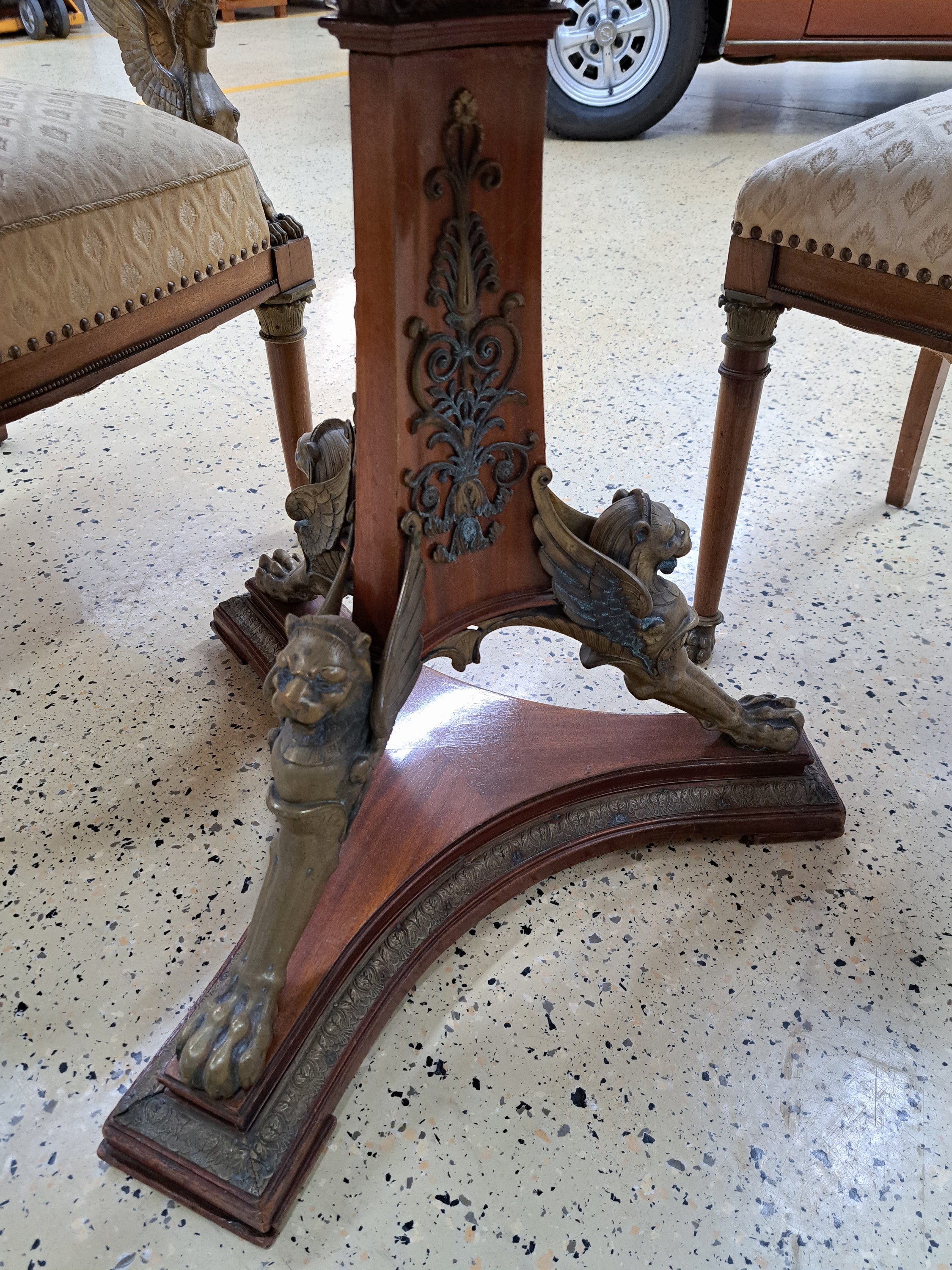 Detail f: Sitzgarnitur, 19.Jh., bestehend aus 2 Stühlen, 2 Armlehnsessel und einem Tisch, Mahagonifurnier, z.T. massiv, aufwendige Messingapplikationen aus ...