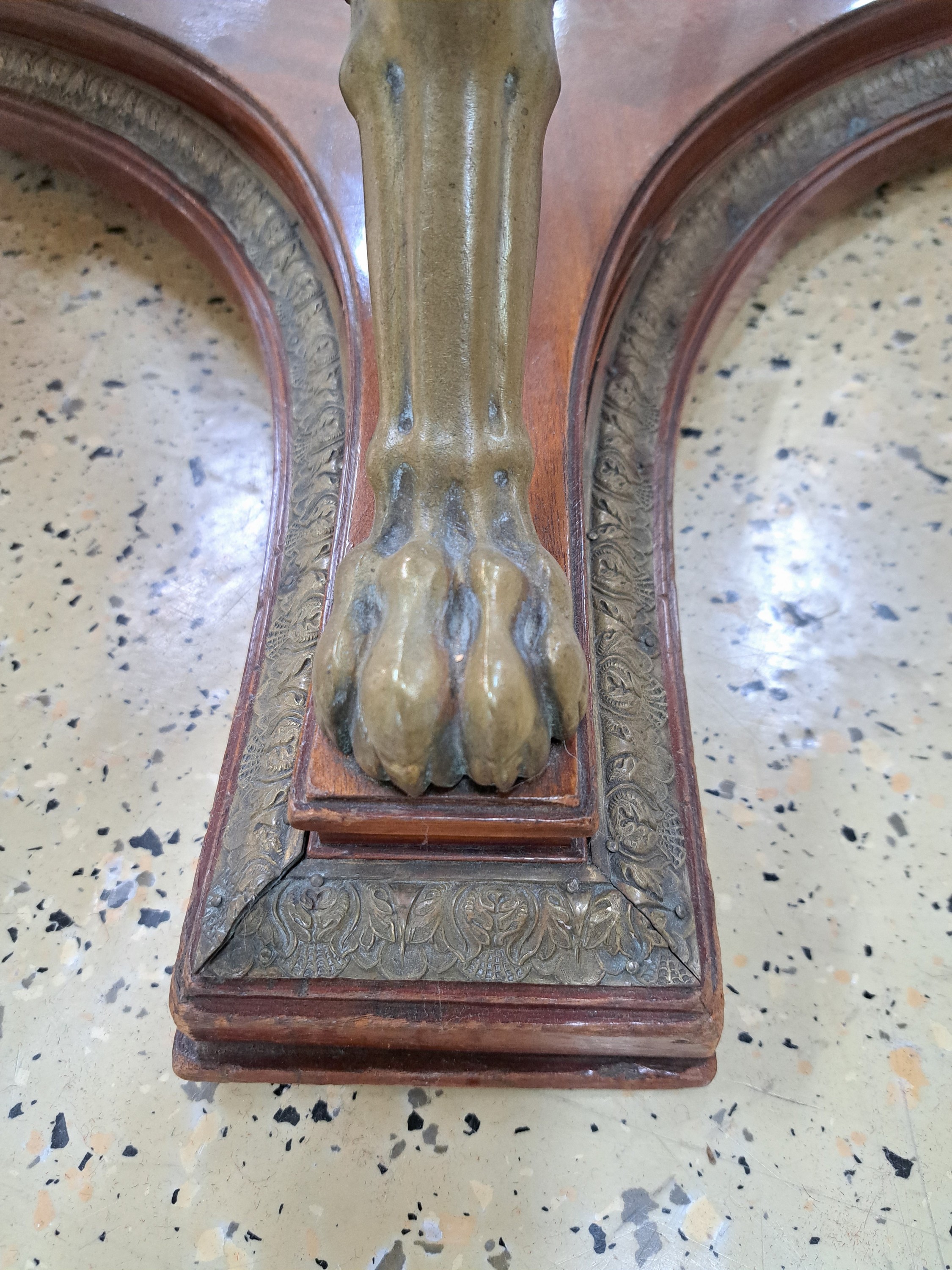 Detail g: Sitzgarnitur, 19.Jh., bestehend aus 2 Stühlen, 2 Armlehnsessel und einem Tisch, Mahagonifurnier, z.T. massiv, aufwendige Messingapplikationen aus ...