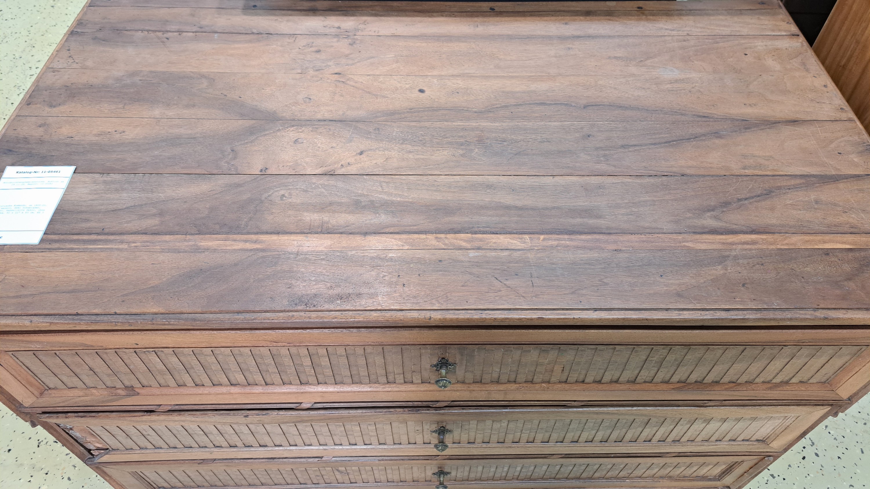 Detail f: Klassizistische Kommode, um 1800/20, Nussbaum massiv, drei Schubladen, kassettiert, kannelierte Dekor, ohne Marmorplatte, 82 x 127 x 63 cm, EZ 3
