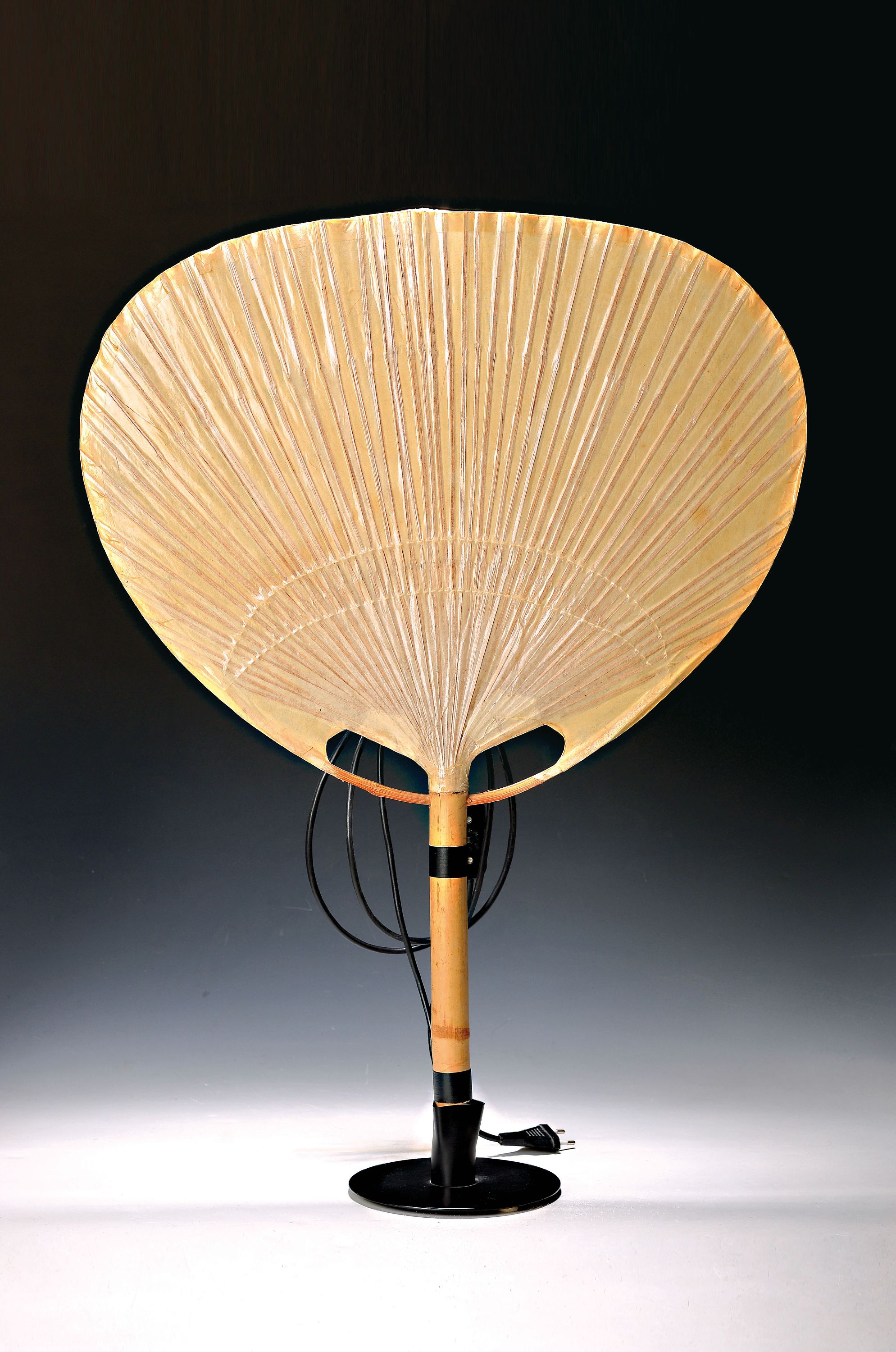 Tischlampe, Ingo Maurer, Modell Uchiwa 1978, Bambus und Reispapier, Fassung und Verkabelung rückseitig, als Tischlampe und als Wandlampe nutzbar, ...