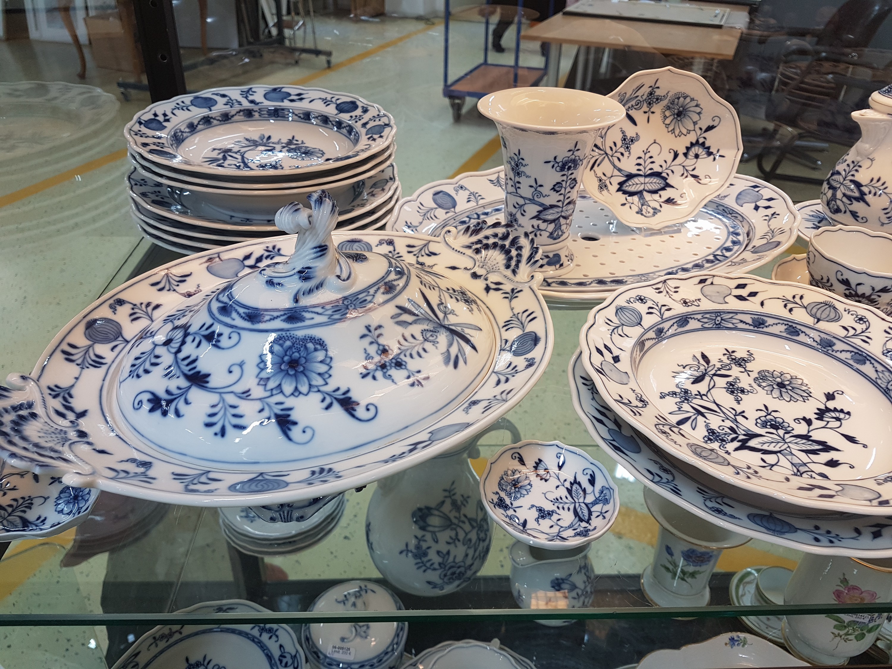 Detail a: Tafelservice, Meissen, meist um 1880, Porzellan, Zwiebelmuster, Deckelschüssel am Griff l. besch., 2 Gemüseschüsseln, eine Platte mit Siebeinsatz, ...