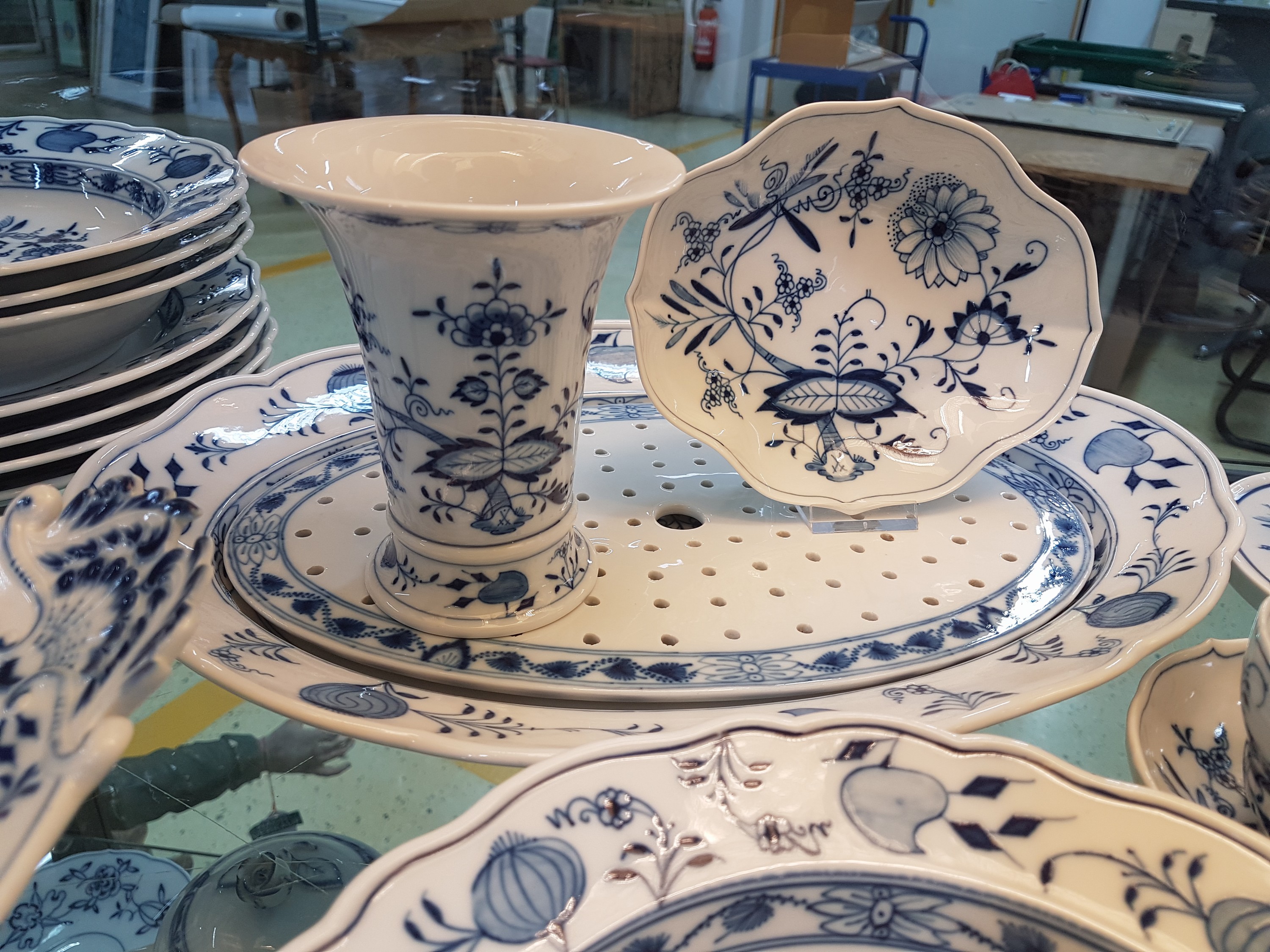 Detail c: Tafelservice, Meissen, meist um 1880, Porzellan, Zwiebelmuster, Deckelschüssel am Griff l. besch., 2 Gemüseschüsseln, eine Platte mit Siebeinsatz, ...