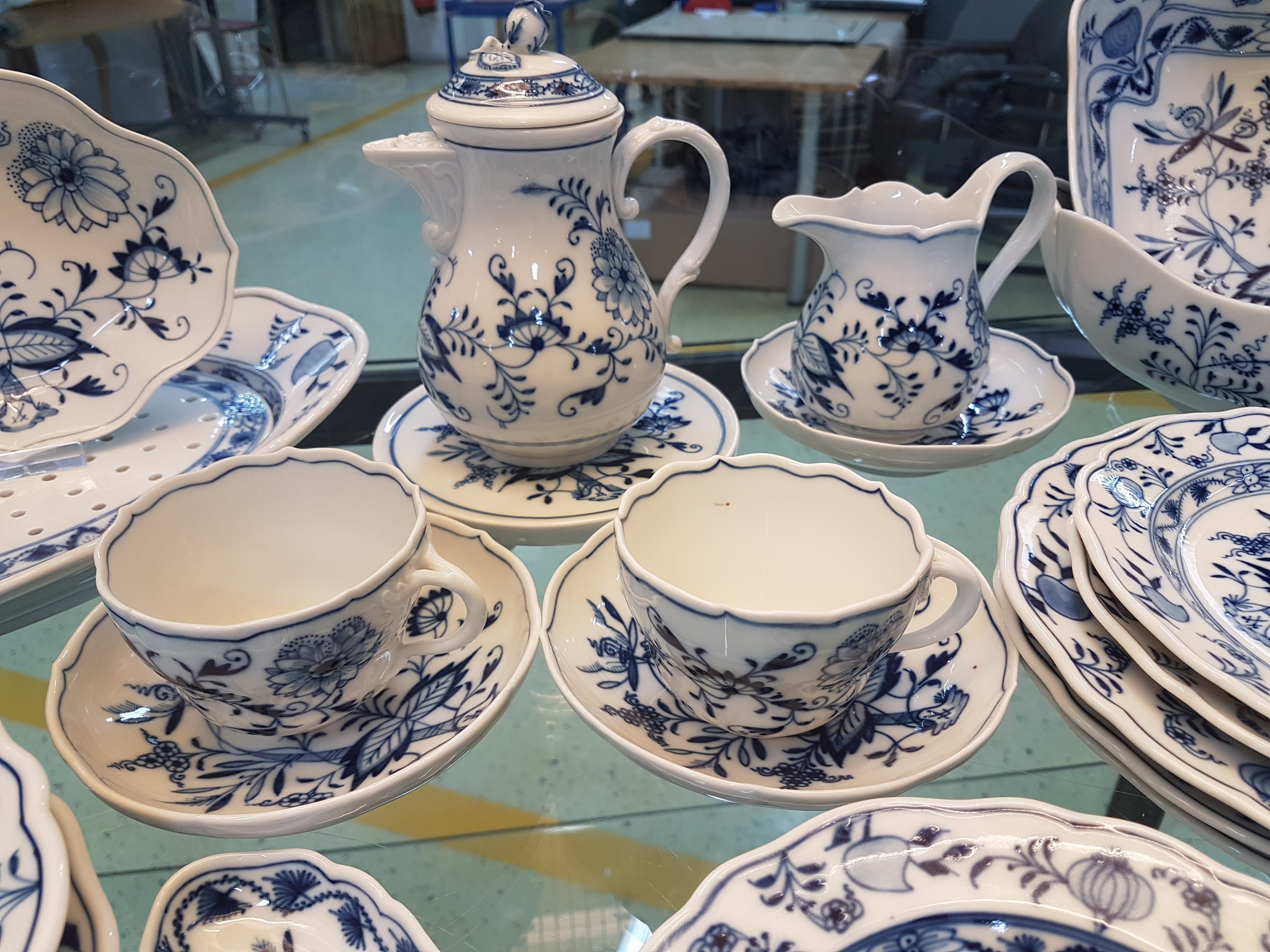 Detail d: Tafelservice, Meissen, meist um 1880, Porzellan, Zwiebelmuster, Deckelschüssel am Griff l. besch., 2 Gemüseschüsseln, eine Platte mit Siebeinsatz, ...