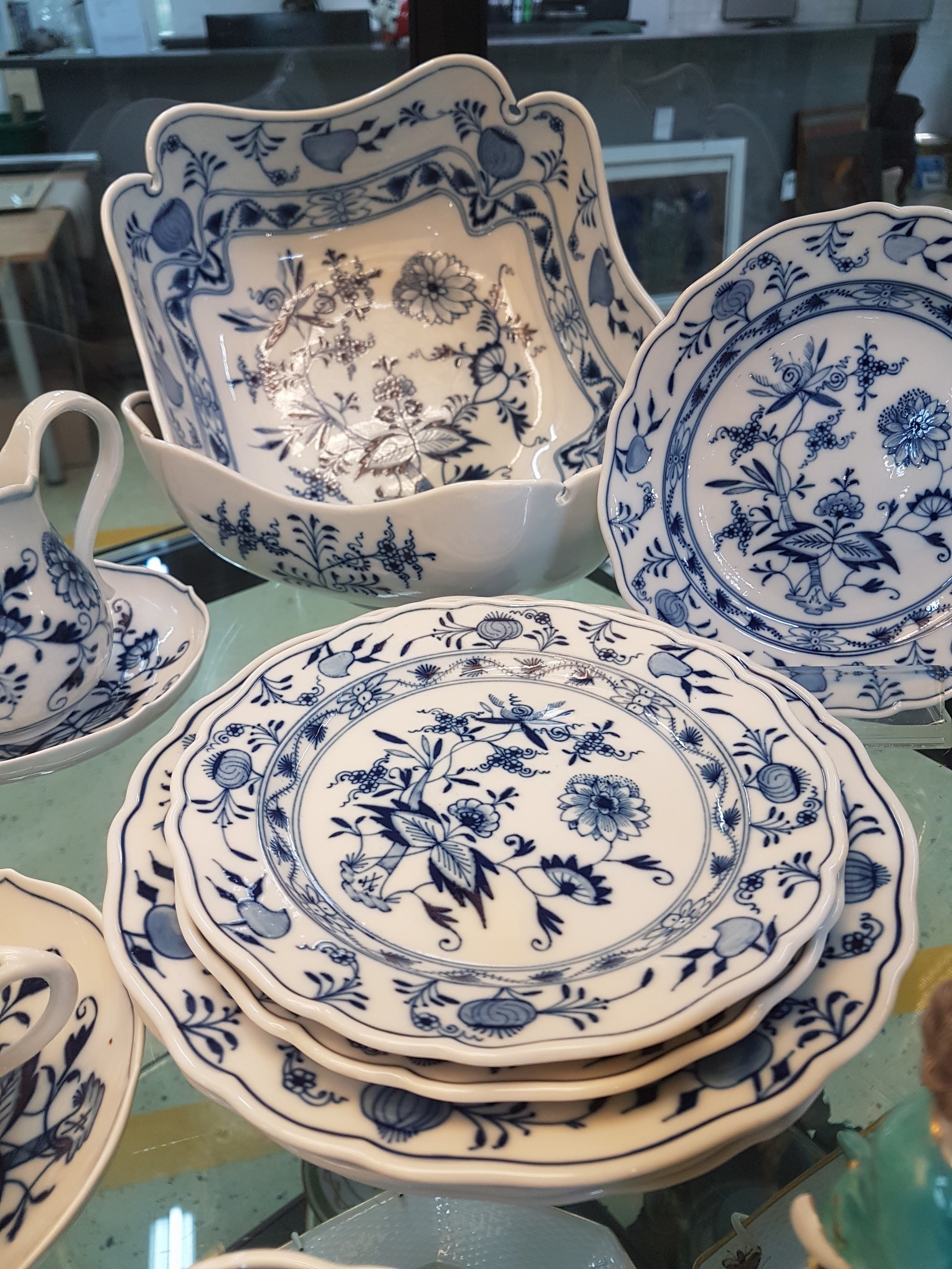Detail e: Tafelservice, Meissen, meist um 1880, Porzellan, Zwiebelmuster, Deckelschüssel am Griff l. besch., 2 Gemüseschüsseln, eine Platte mit Siebeinsatz, ...