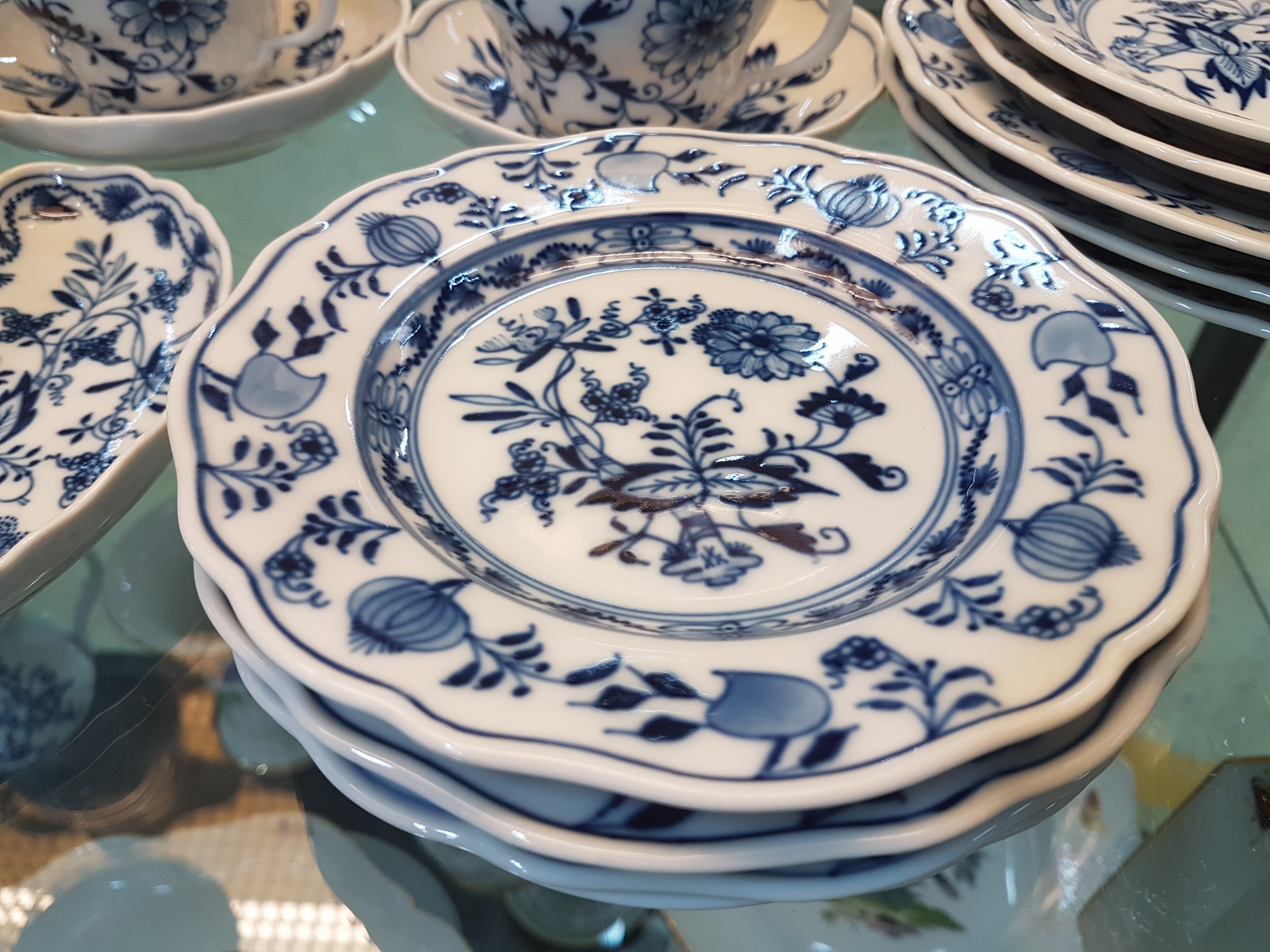 Detail f: Tafelservice, Meissen, meist um 1880, Porzellan, Zwiebelmuster, Deckelschüssel am Griff l. besch., 2 Gemüseschüsseln, eine Platte mit Siebeinsatz, ...