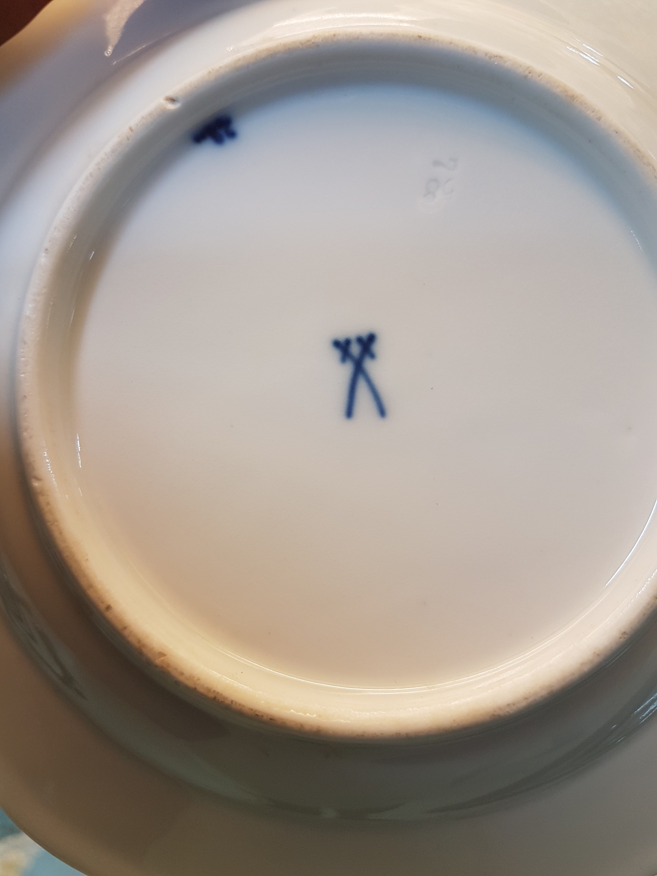 Detail h: Tafelservice, Meissen, meist um 1880, Porzellan, Zwiebelmuster, Deckelschüssel am Griff l. besch., 2 Gemüseschüsseln, eine Platte mit Siebeinsatz, ...