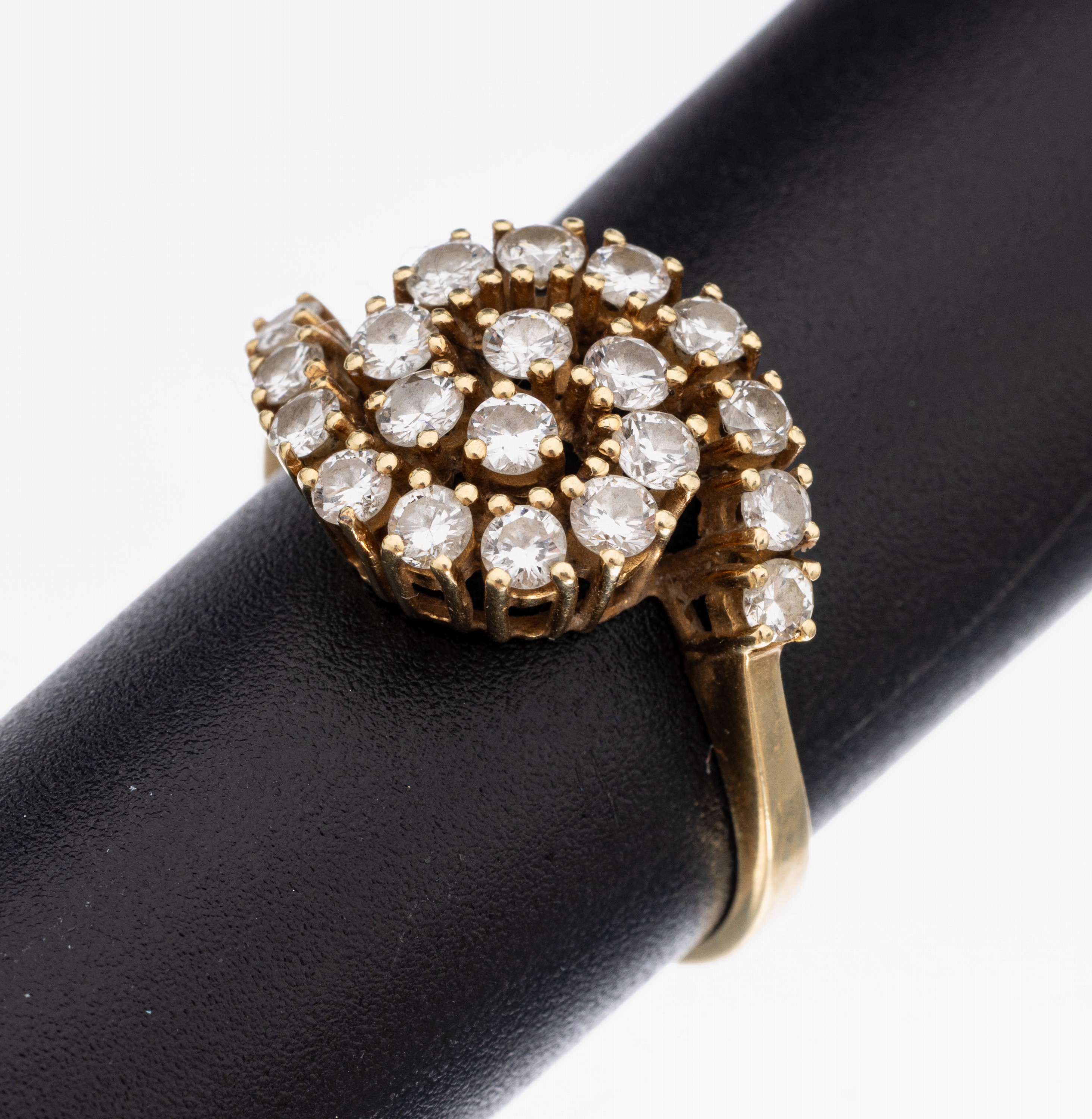14 kt Gold Brillant-Ring, GG 585/000, geschwungener Ringkopf mit 20 Brillanten zus. ca. 1.00 ct (grav.) Weiß/si-p, RW 56, ca. 3.7 g, Meistermarke ...