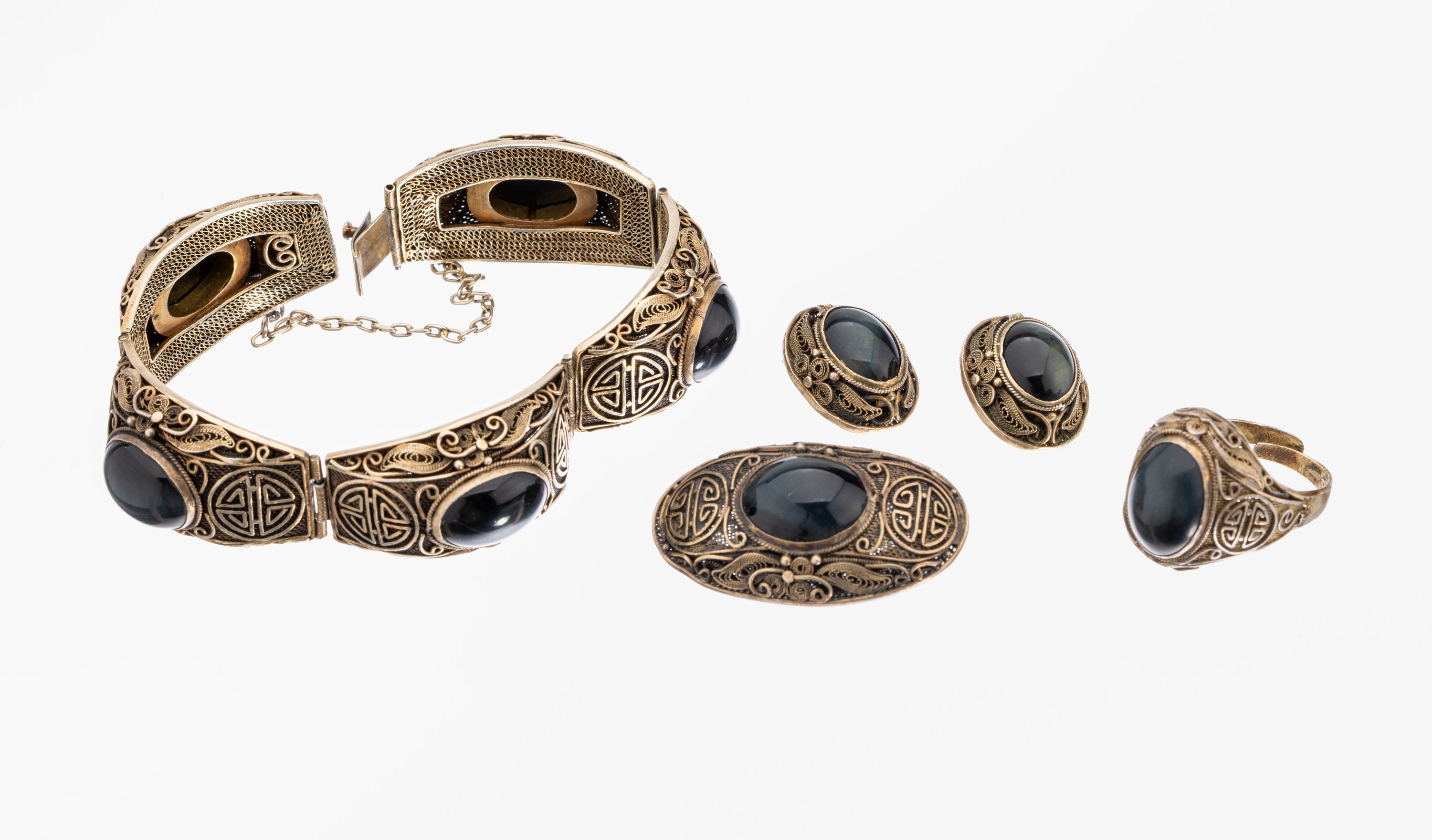 Farbstein-Schmuckset, China 1950er-60er Jahre, Silber verg., aufwendige Filigranarbeit, best. aus: Armband, L. ca. 18 cm, Kastenschloss mit ...