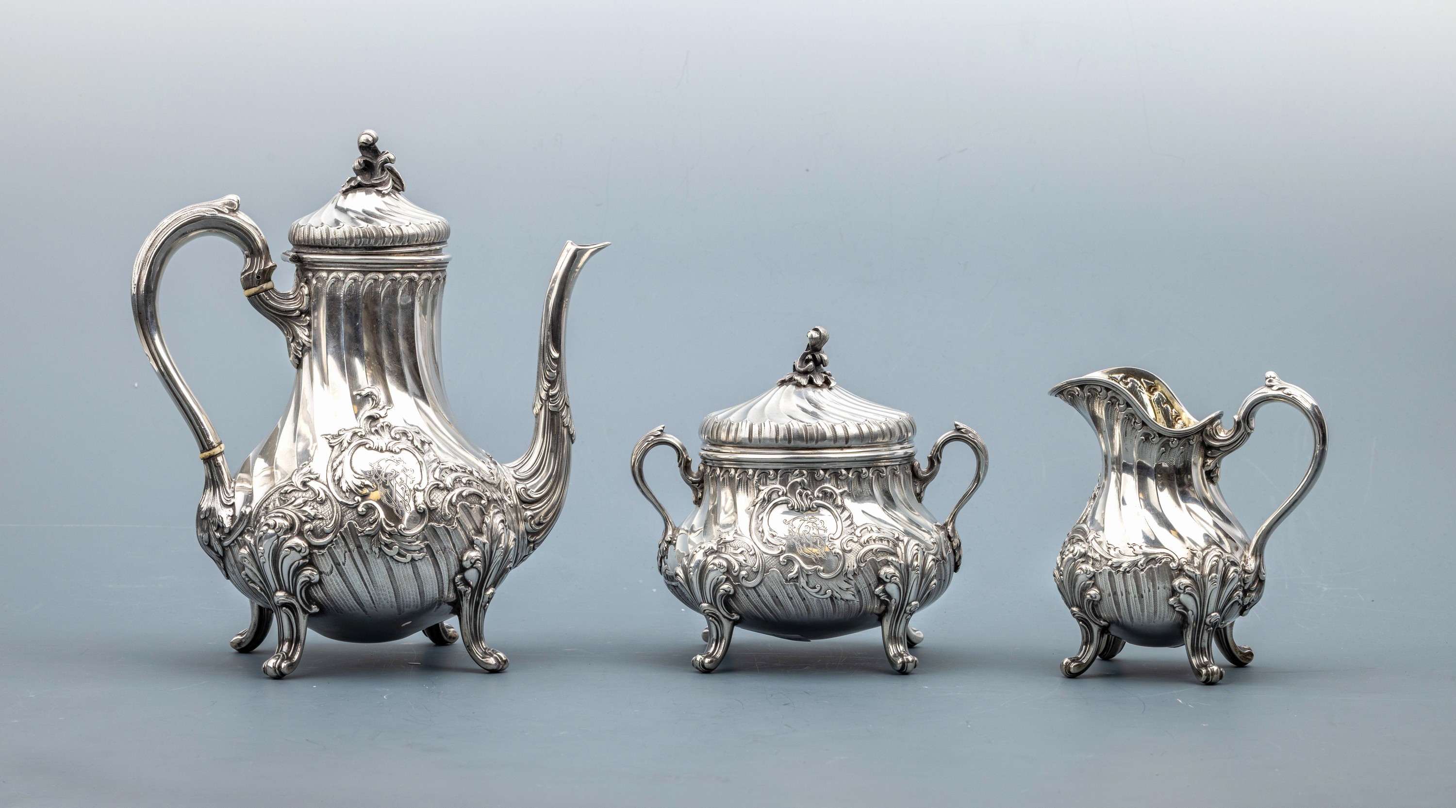 Kernstück, Frankreich um 1880-1900, 950er Silber, best. aus: Kaffeekanne, H. ca. 24 cm, Zuckerdose mit Deckel, H. ca. 15 cm D. ca. 13 cm, und ...