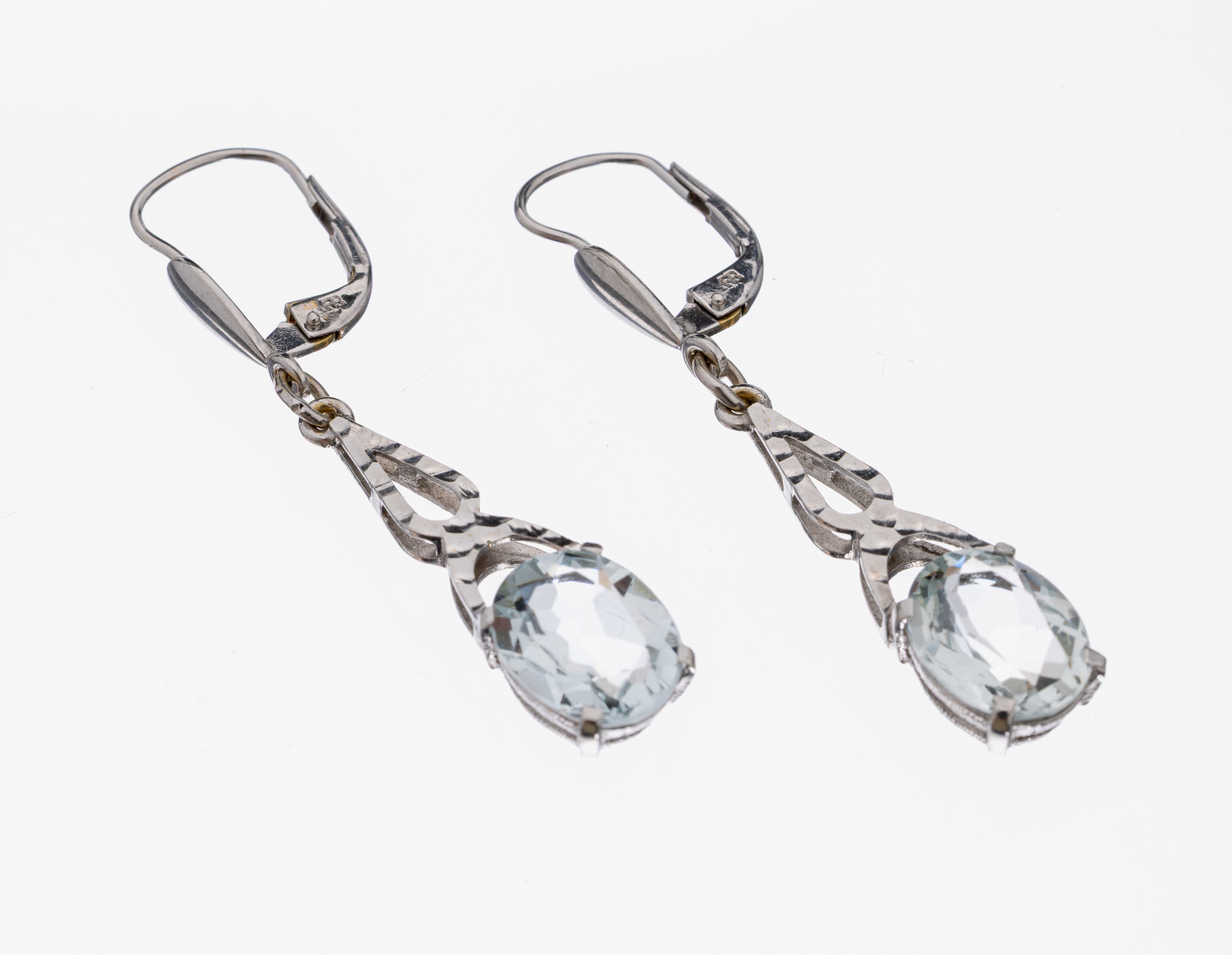 Paar 14 kt Gold Aquamarin-Ohrhänger, WG 585/000, länglich bewegl., 2 ovalfacett. Aquamarine zus. ca. 4.0 ct, L. ca. 4 cm, ca. 4.8 g