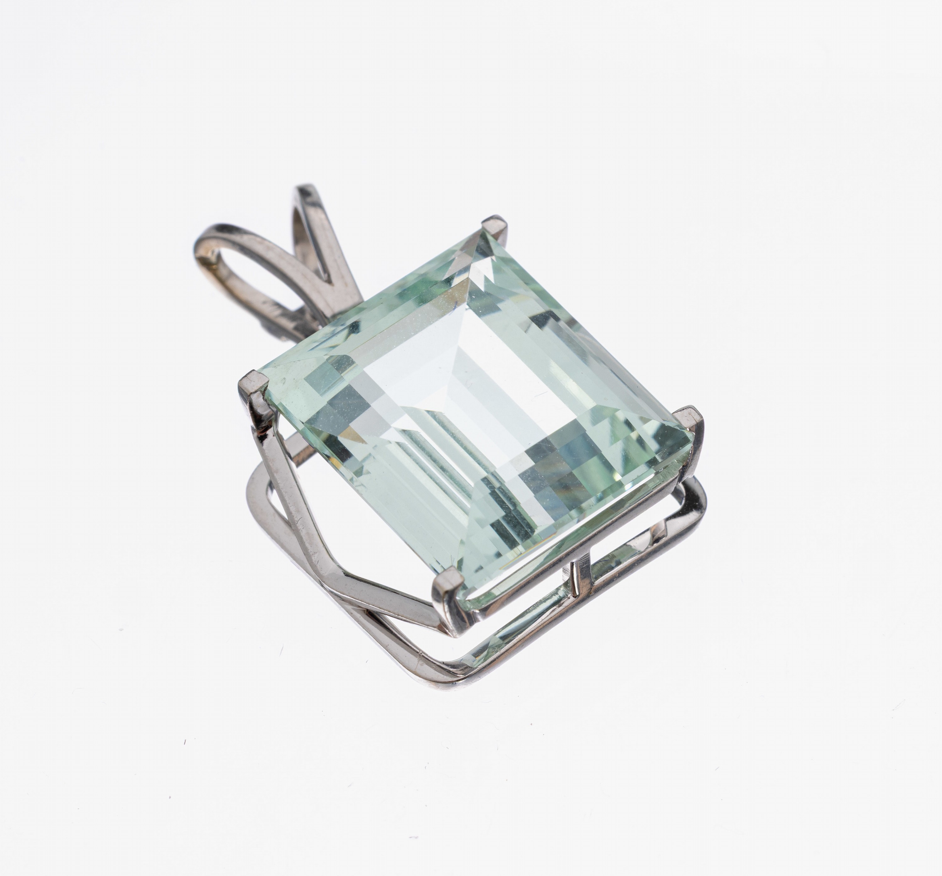 18 kt Gold Aquamarin-Anhänger, WG 750/000, Aquamarin im Treppenschliff ca. 12.0 ct, ca. 2.7 x 1.8 cm, ca. 6.8 g