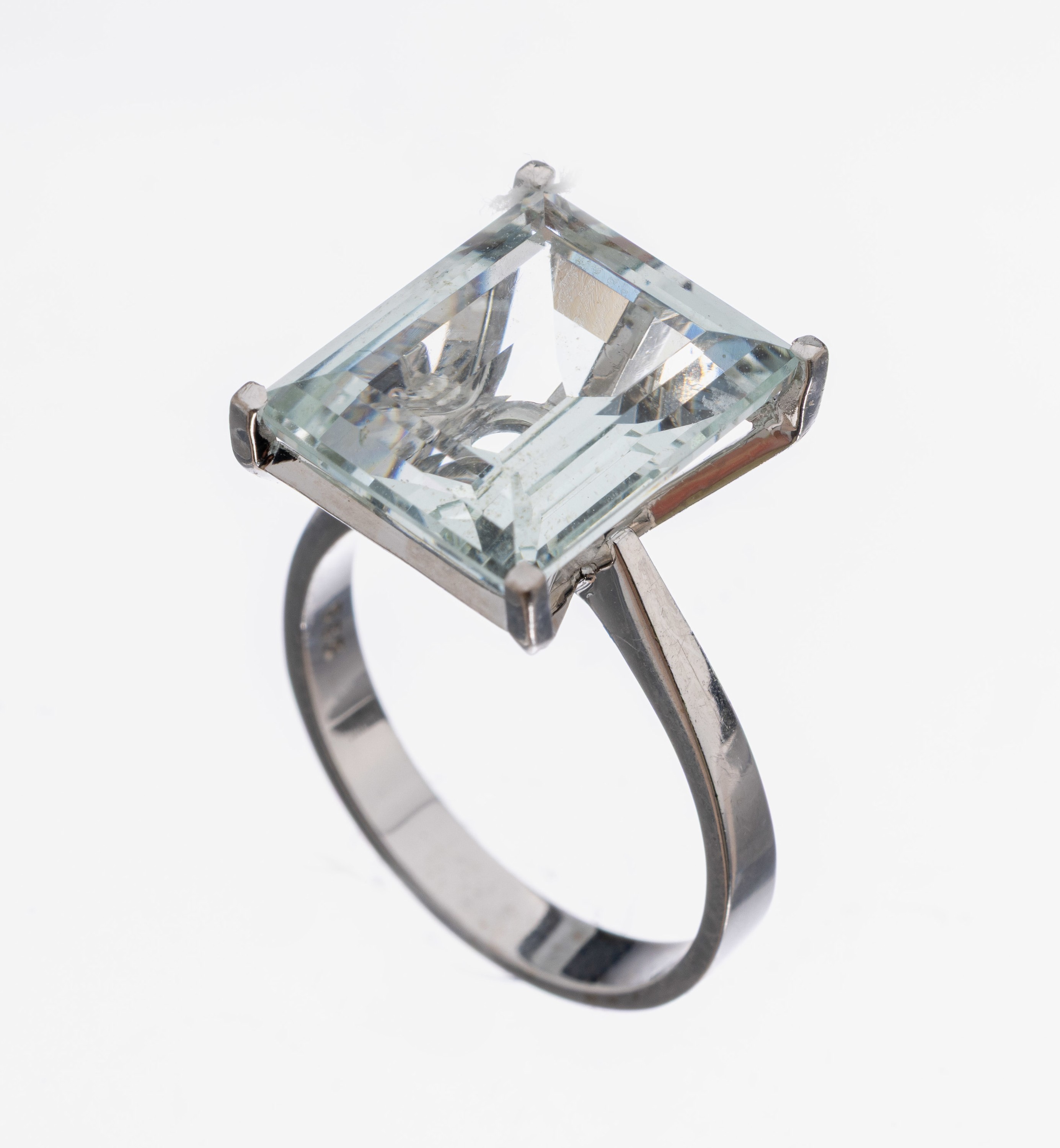 14 kt Gold Aquamarin-Ring, WG 585/000, Aquamarin im Treppenschliff ca. 9.0 ct, RW 58, ca. 6.2 g