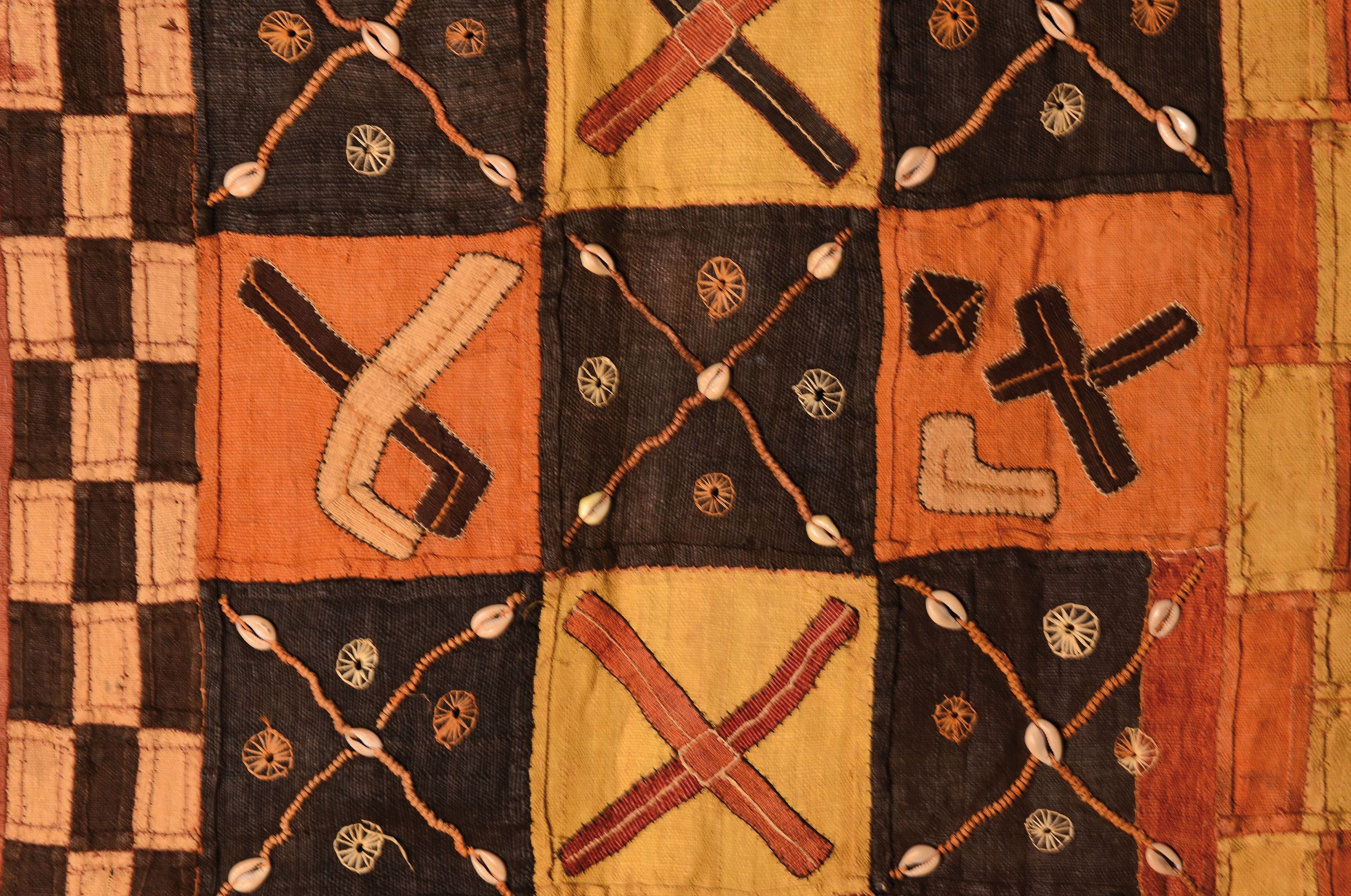 Detail a: Wickelrock oder Tanzkleid, Raffia-Gewebe, Kuba/Bushong, Kongo, um Anfang 20. Jh., zusammen genähte, eckige Formen, verschiedene Erdtöne, reich an ...