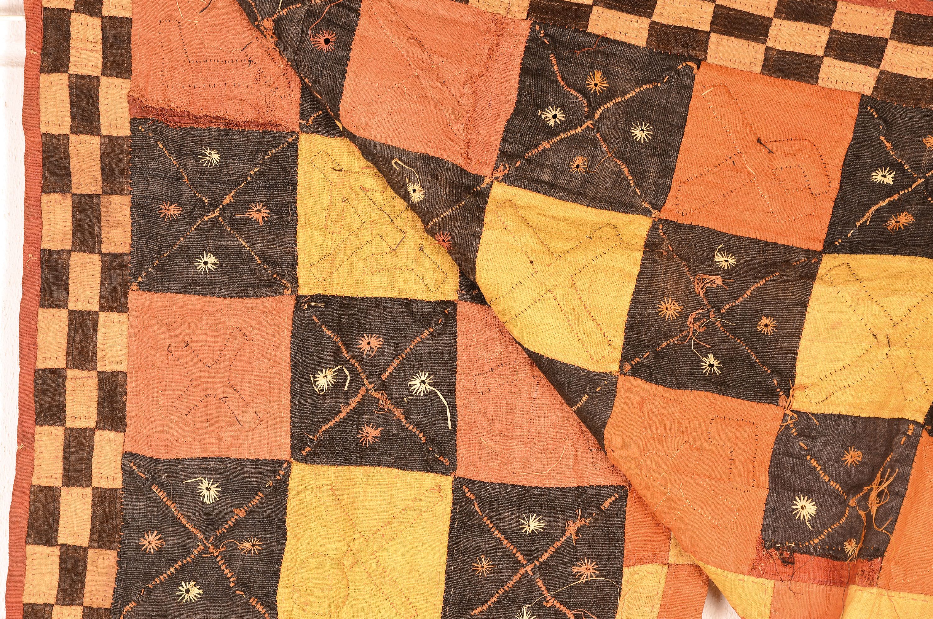 Detail b: Wickelrock oder Tanzkleid, Raffia-Gewebe, Kuba/Bushong, Kongo, um Anfang 20. Jh., zusammen genähte, eckige Formen, verschiedene Erdtöne, reich an ...