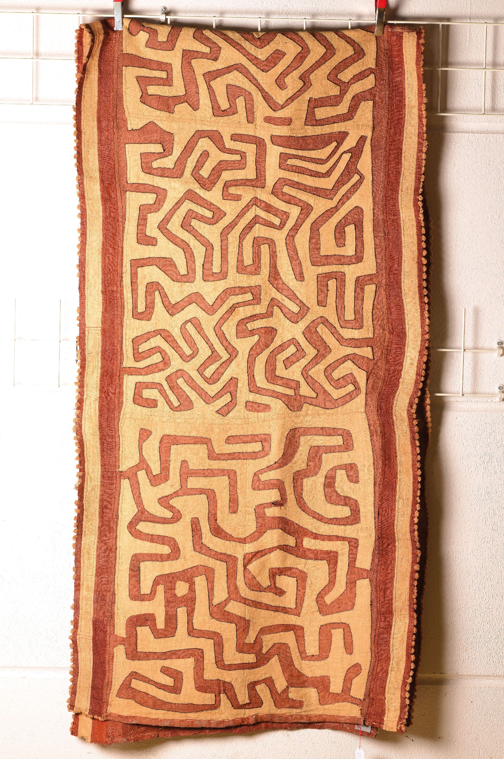 Detail a: 2 Wickelröcke oder Tanzkleider, Raffia-Gewebe, Kuba/Bushong, Kongo, um Anfang 20. Jh., roter Grundstoff mit aufgenähtem sandfarbenen Linienmuster, ...