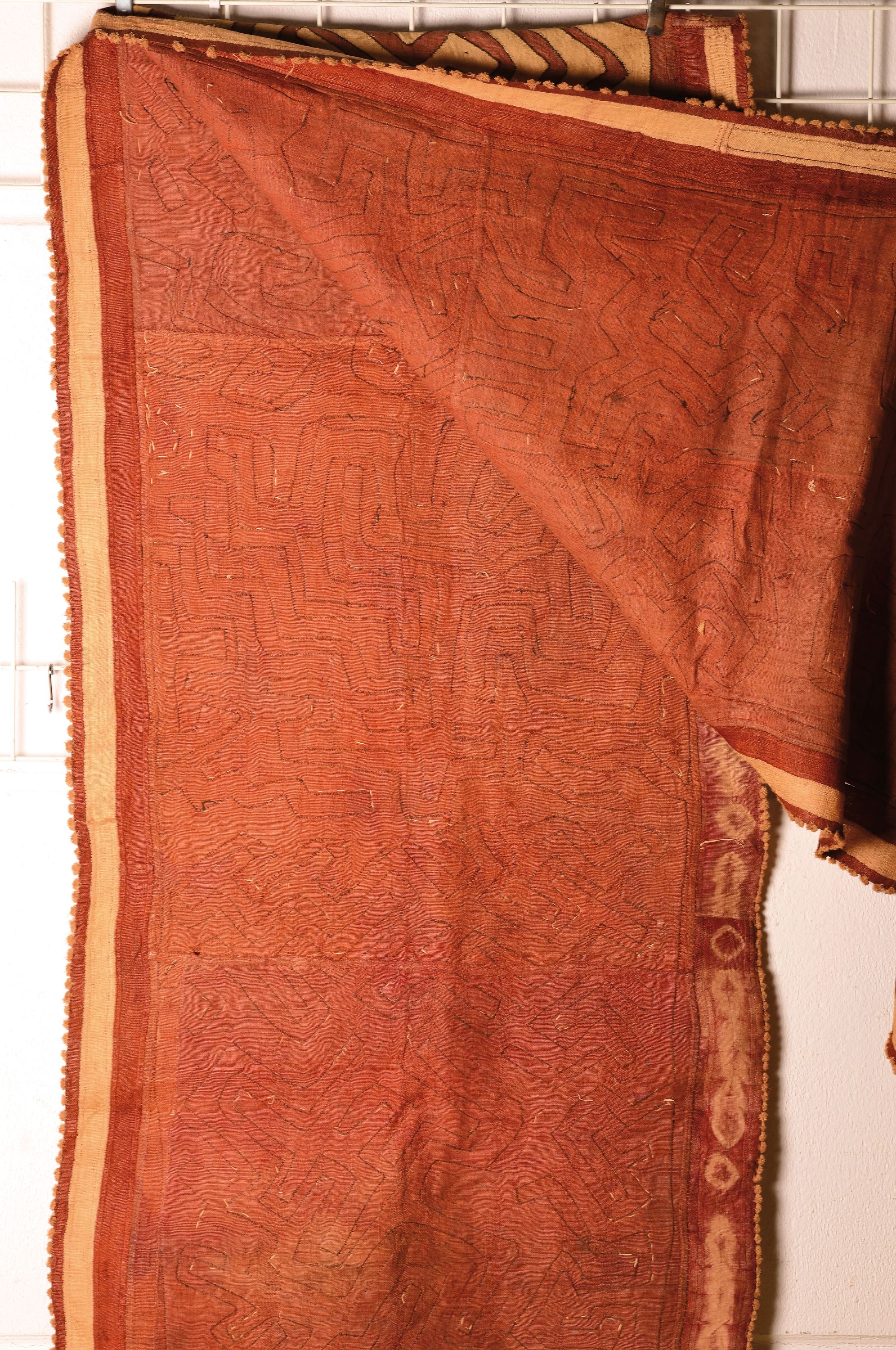 Detail b: 2 Wickelröcke oder Tanzkleider, Raffia-Gewebe, Kuba/Bushong, Kongo, um Anfang 20. Jh., roter Grundstoff mit aufgenähtem sandfarbenen Linienmuster, ...