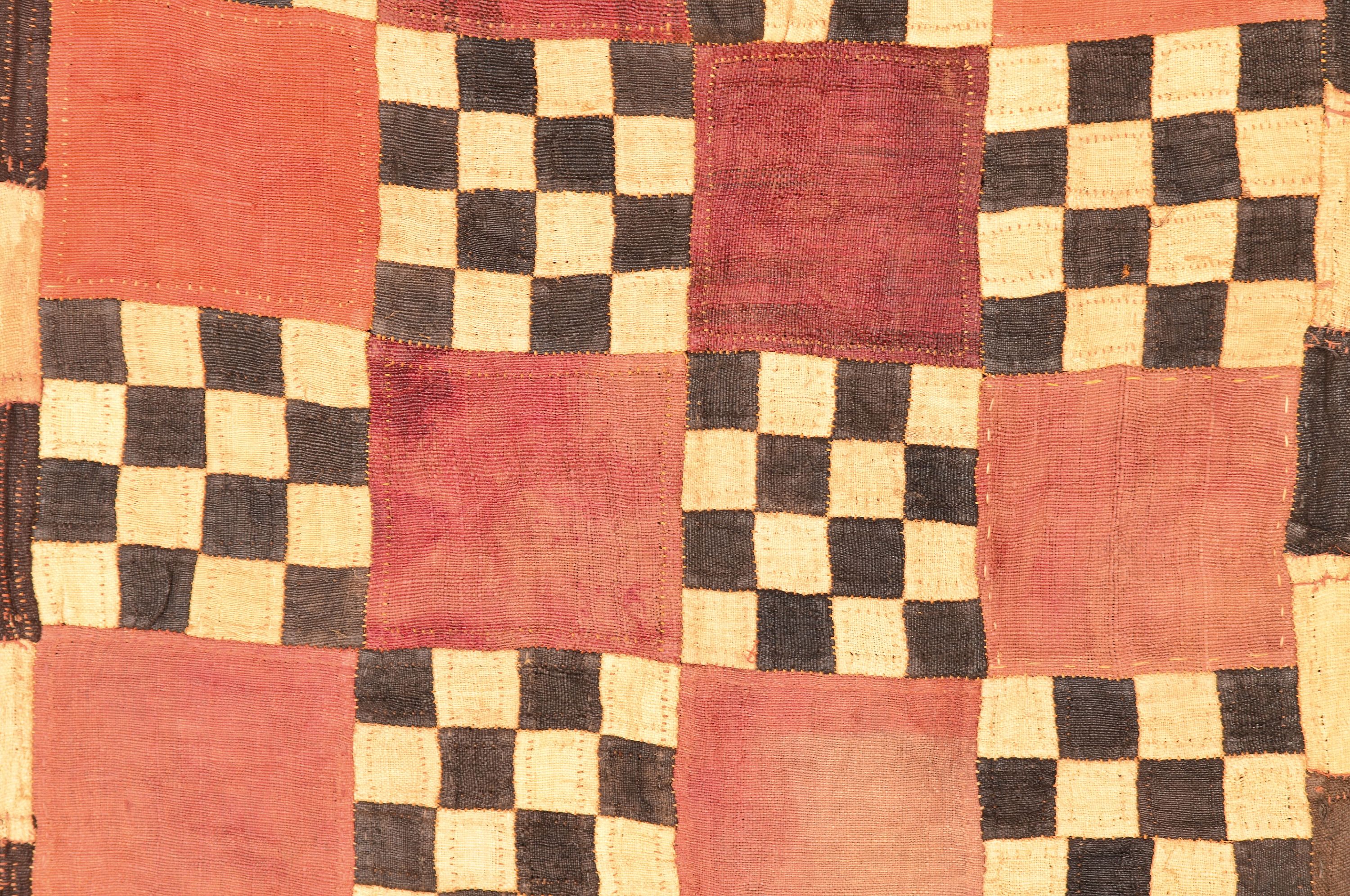 Detail a: Wickelrock oder Tanzkleid, Raffia-Gewebe, Kongo, um Anfang 20. Jh., aus mehreren Stücken zusammen genäht, Schachbrett-Muster, ca. 370 x 70cm, ...