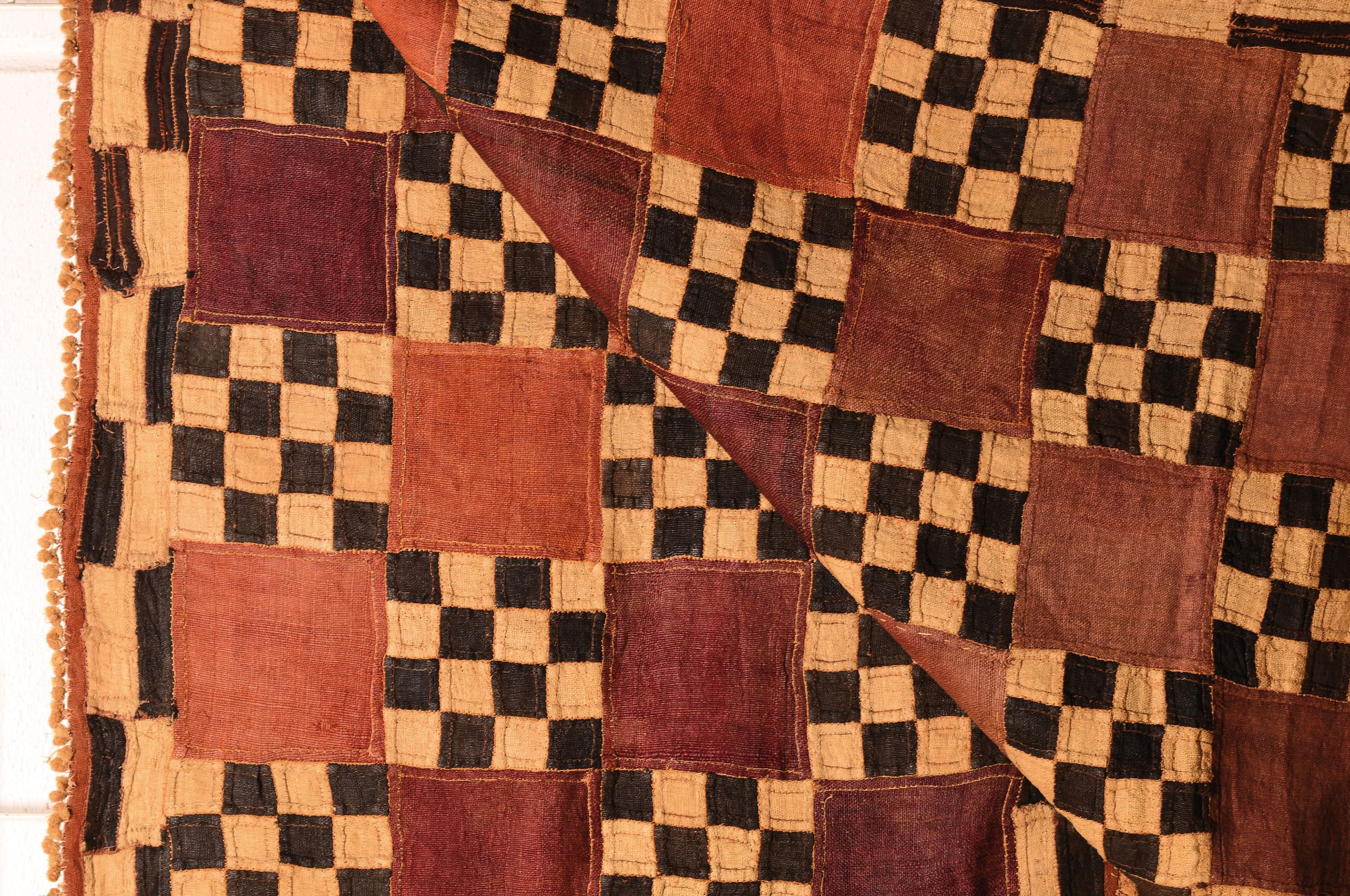 Detail b: Wickelrock oder Tanzkleid, Raffia-Gewebe, Kongo, um Anfang 20. Jh., aus mehreren Stücken zusammen genäht, Schachbrett-Muster, ca. 370 x 70cm, ...