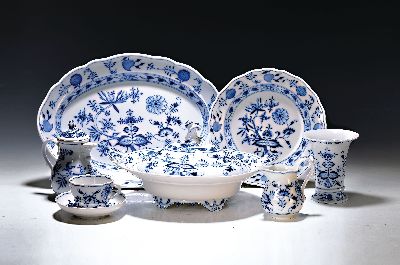 Image 26945355 - Tafelservice, Meissen, meist um 1880, Porzellan, Zwiebelmuster, Deckelschüssel am ...