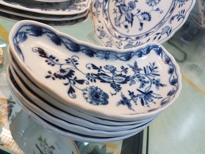 26945355g - Tafelservice, Meissen, meist um 1880, Porzellan, Zwiebelmuster, Deckelschüssel am ...