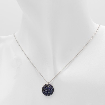 26945386a - Anhänger mit Saphiren an Kette, WG 750/000, runder Form, blaue Saphire zus. ca. ...