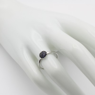 26945392a - Ring mit Saphiren, WG 750/000, runder Ring- kopf bes. m. blauen Saphiren zus. ca. 0.27 ...