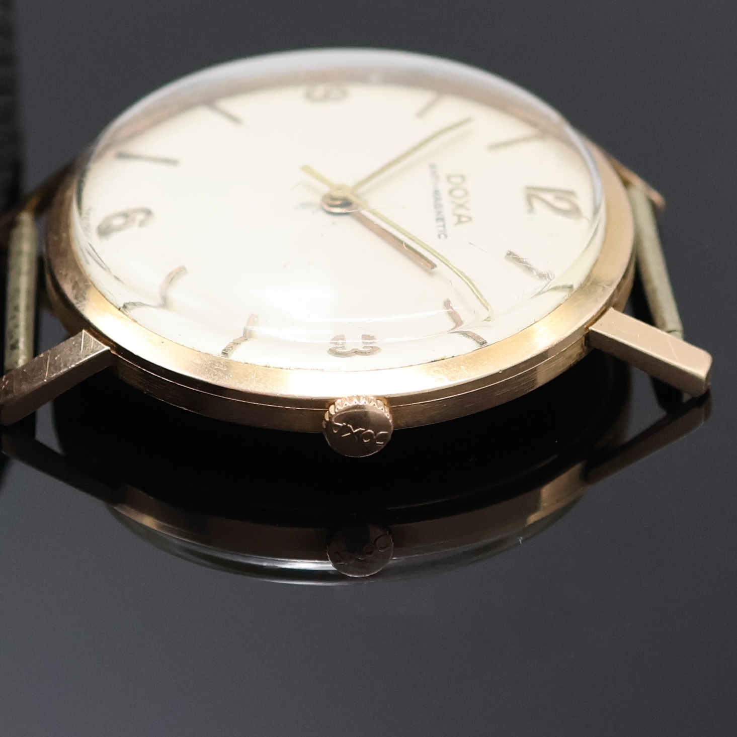 Detail a: DOXA Herrenarmbanduhr Anti-Magnetic in RG 585/000, Schweiz um 1955, Handaufzug, Boden und Glasrand aufgedr., vers. Zifferbl. fl./rest., Anz. v. Std., ...