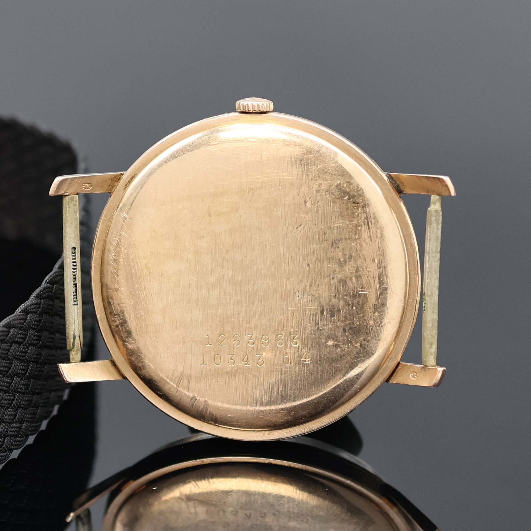 Detail b: DOXA Herrenarmbanduhr Anti-Magnetic in RG 585/000, Schweiz um 1955, Handaufzug, Boden und Glasrand aufgedr., vers. Zifferbl. fl./rest., Anz. v. Std., ...