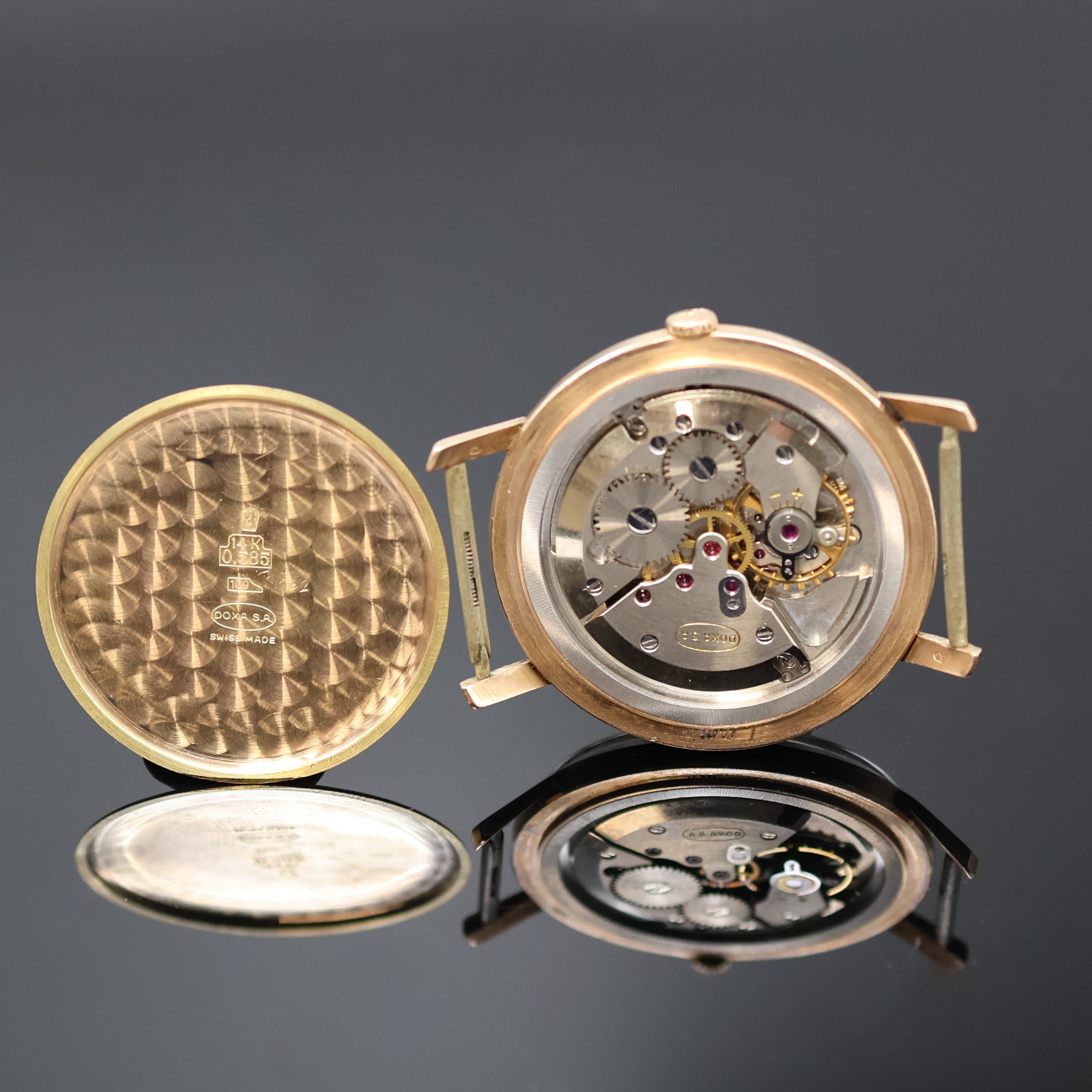 Detail c: DOXA Herrenarmbanduhr Anti-Magnetic in RG 585/000, Schweiz um 1955, Handaufzug, Boden und Glasrand aufgedr., vers. Zifferbl. fl./rest., Anz. v. Std., ...