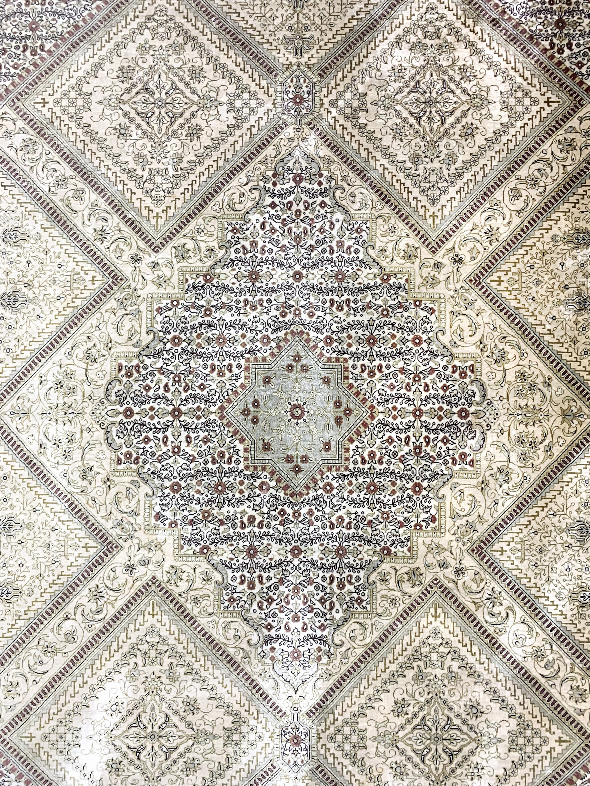 Detail c: Ghom Seide fein Persien, signiert"Salehi", Ende 20.Jhd, reine Naturseide, ca. 200 x 136 cm, ca. 1,0 Mio. Kn/qm, EHZ: 1-2