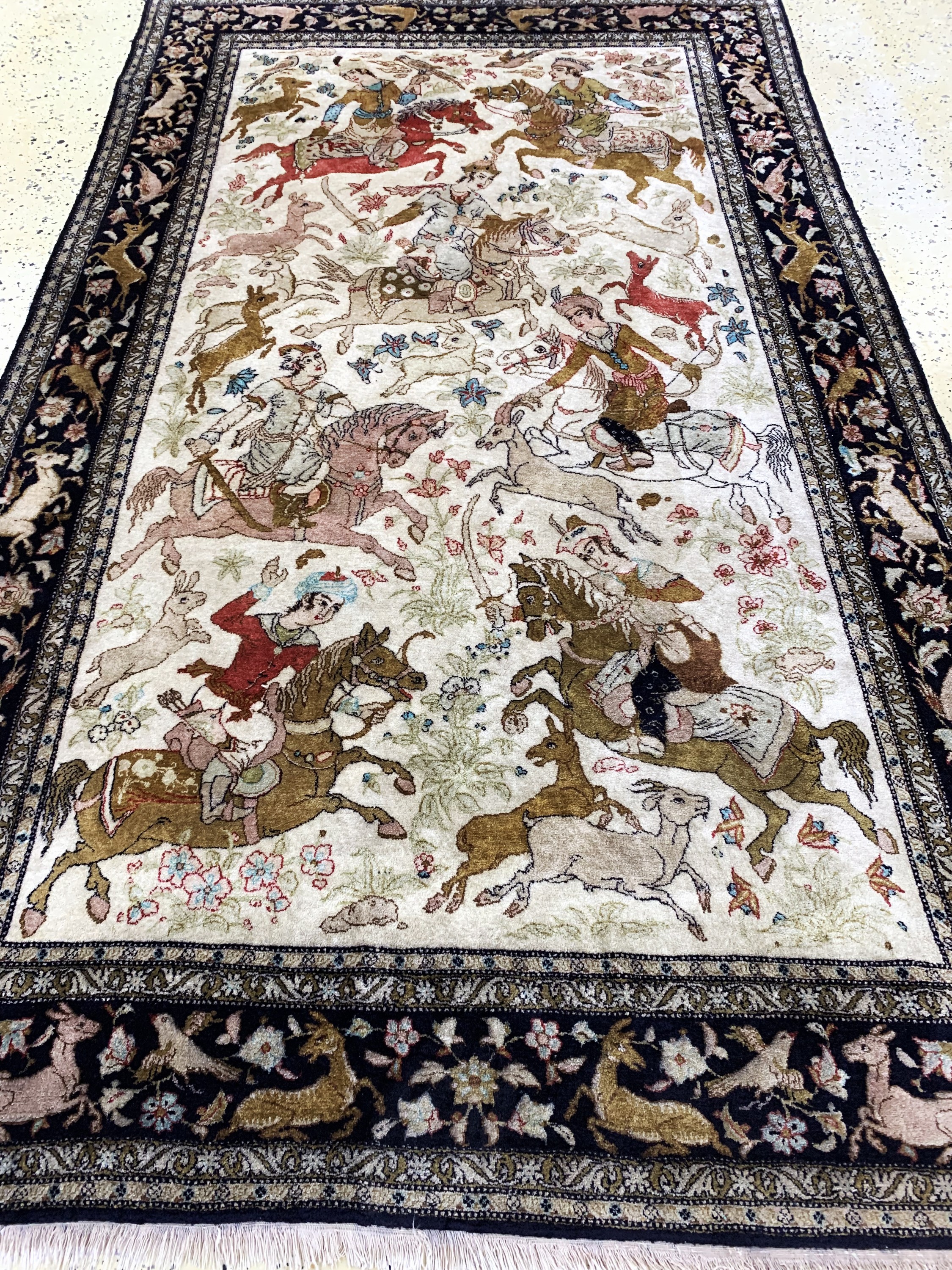 Detail e: Ghom Seide, Persien, Mitte 20.Jhd, reine Naturseide, ca. 215 x 137 cm, verfärbt, EHZ: 2