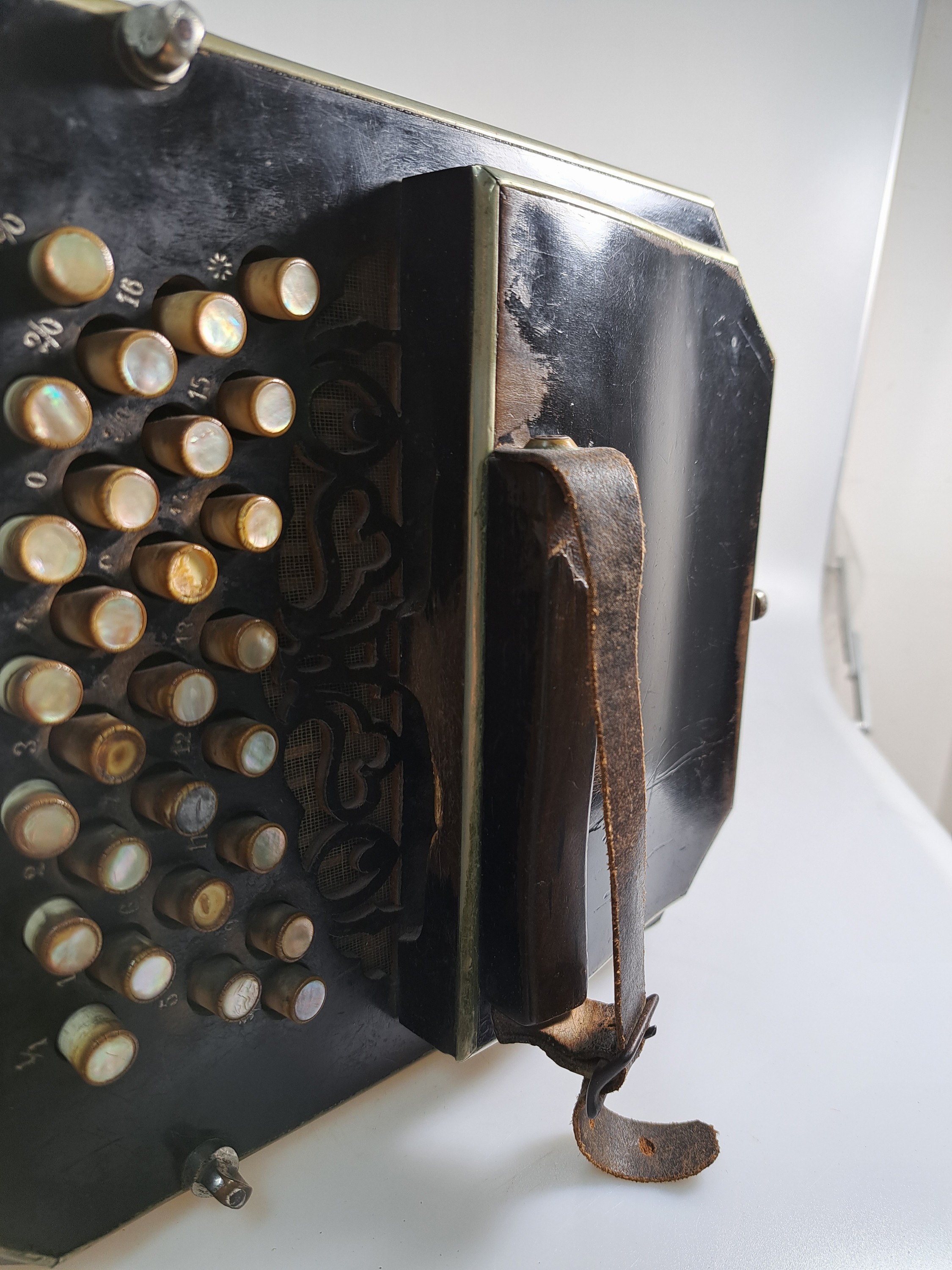 Detail n: Bandoneon, wohl Alfred Arnold, 1.H. 20. Jh., Holzgehäuse mit Lyraeinlagen in Metall an den abgeschrägten Ecken, Laubsägearbeiten seitliche mit ...