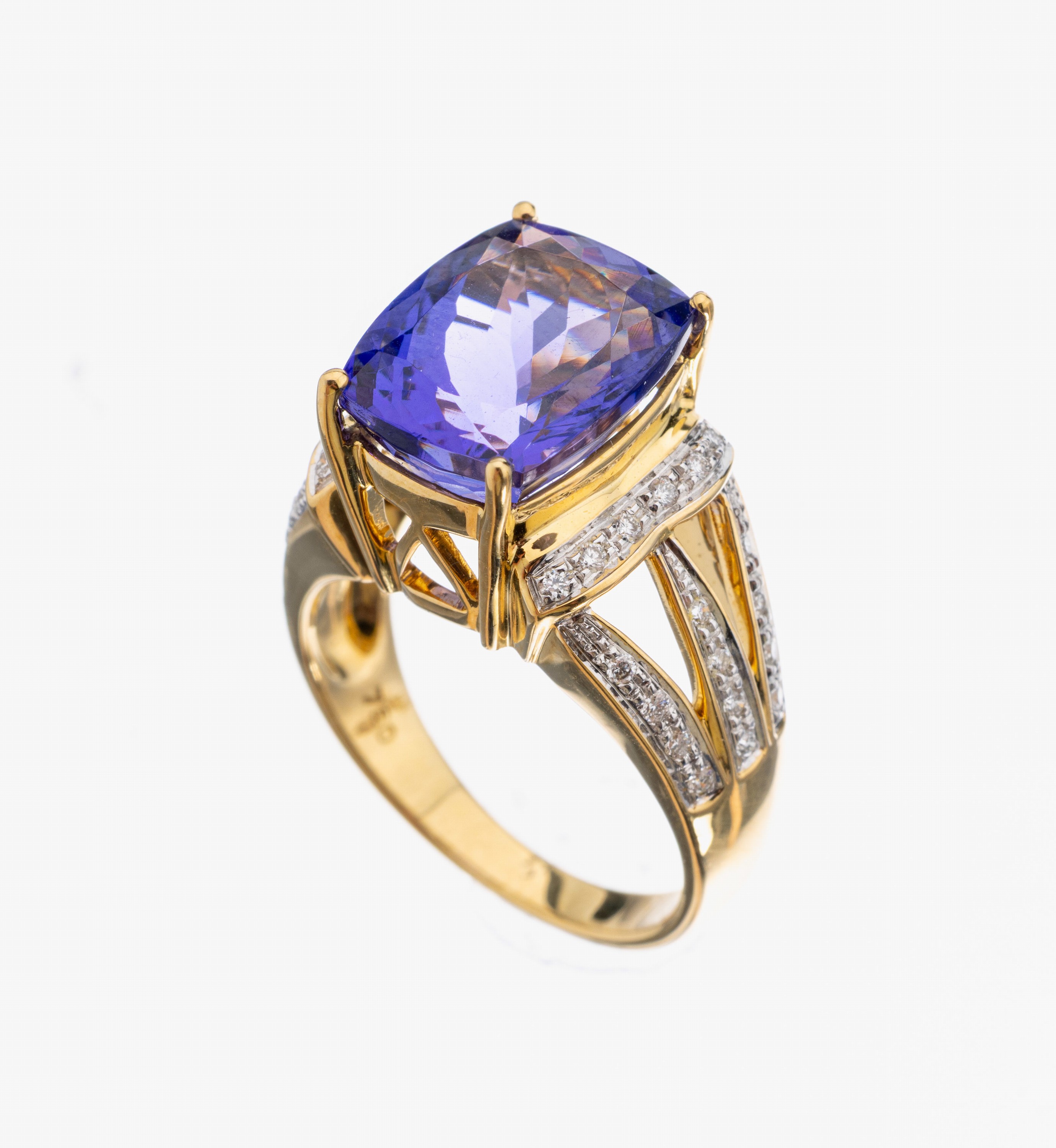 18 kt Gold Tansanit-Brillant-Ring, GG 750/000, qualitätvolle Verarbeitung, erhaben gefasster facett. Tansanit ca. 5.0 ct, dreigeteilte ...