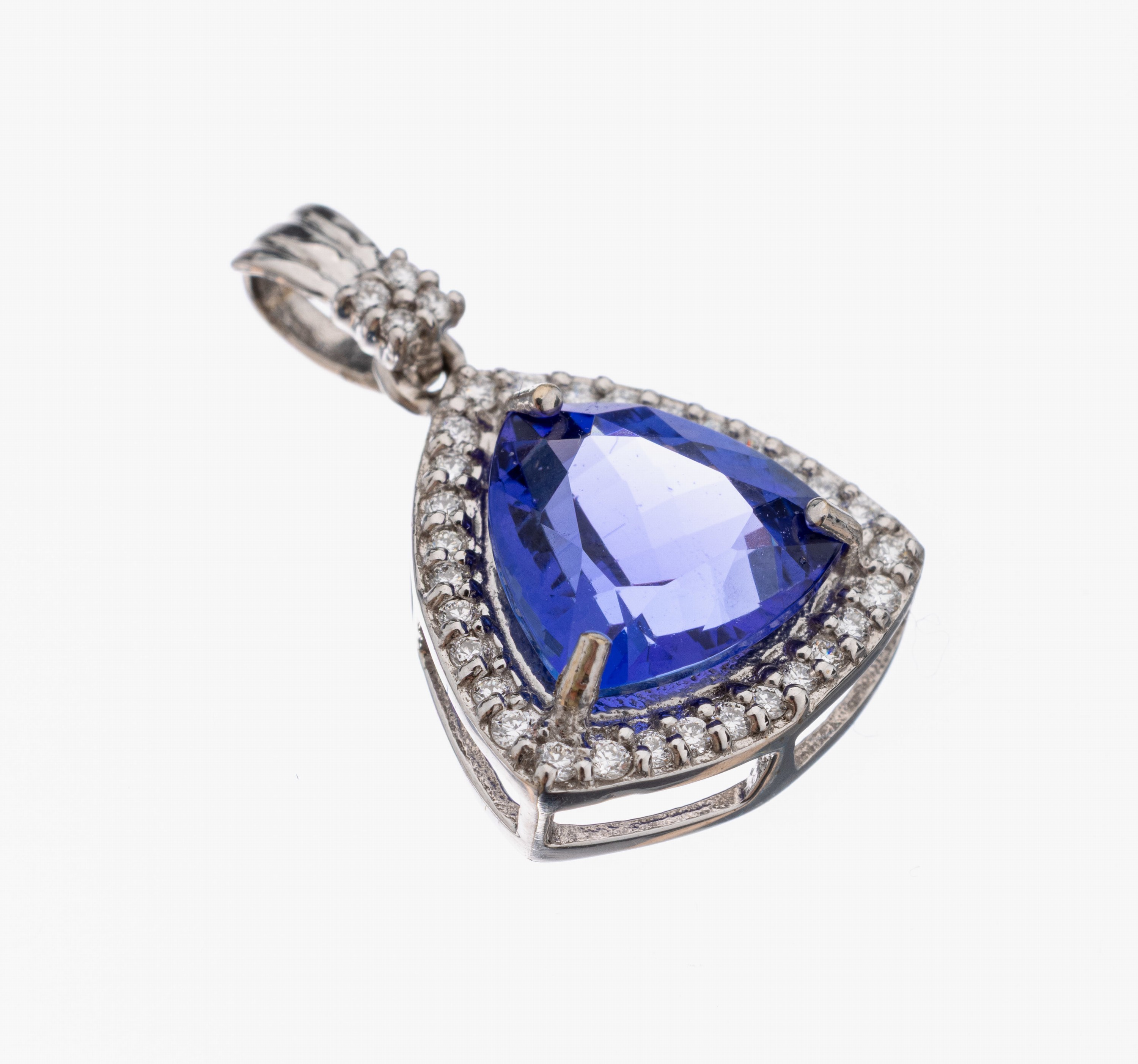 18 kt Gold Tansanit-Brillant-Anhänger, WG 750/000, erhaben gefasste Tansanit-Triangel ca. 2.0 ct, 34 Brillanten zus. ca. 0.17 ct Weiß/si, ca. 2.6 g