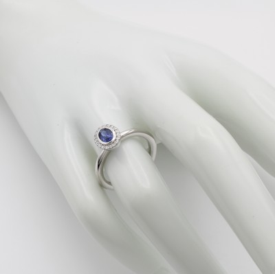 26945400a - Ring mit Saphir und Brillanten, WG 750/000, ovaler, blauer Saphir ca. 6x4 mm umfasst v. ...