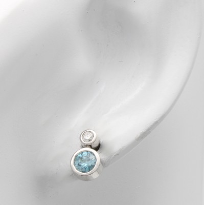 26945406a - Paar Ohrstecker mit Zirkonen und Brillanten, WG 750/000, 2 blaue Zirkone zus. ca. 1.36 ...