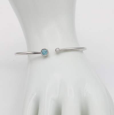26945407a - Armreif mit Zirkon und Brillant, WG 750/000, blauer Zirkon ca. 0.68 ct, Brill. ca. 0.07 ...