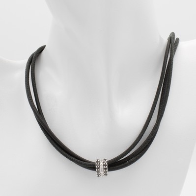 26945408a - 3 reihiges Ledercollier mit Diamanten und Brillanten, WG 750/000, 2 Ringe bes. m. ...