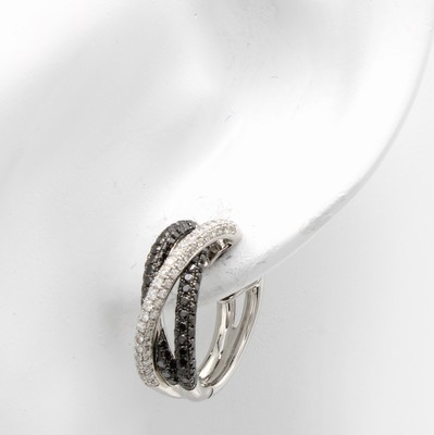 26945438a - Paar Klappcreolen mit Diamanten und Brillanten, WG 750/000, Vorderseiten in 3 rhg. ...