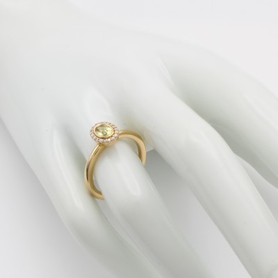 26945442a - Ring mit Saphir und Brillanten, RG 750/000, ovaler, gelber Saphir ca. 6x4 mm umfasst v. ...