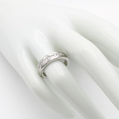 26945451a - Ring mit Brillanten, WG 750/000, z.T. matt., 11 Brill. zus. ca. 0.32 ct Weiß/si, ...