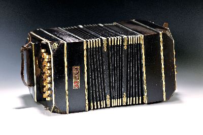 Image Bandoneon, wohl Alfred Arnold, 1.H. 20. Jh., Holzgehäuse mit Lyraeinlagen in Metall ...