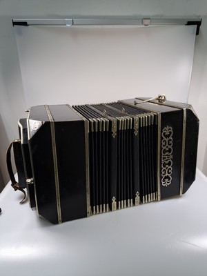 26945461a - Bandoneon, wohl Alfred Arnold, 1.H. 20. Jh., Holzgehäuse mit Lyraeinlagen in Metall ...